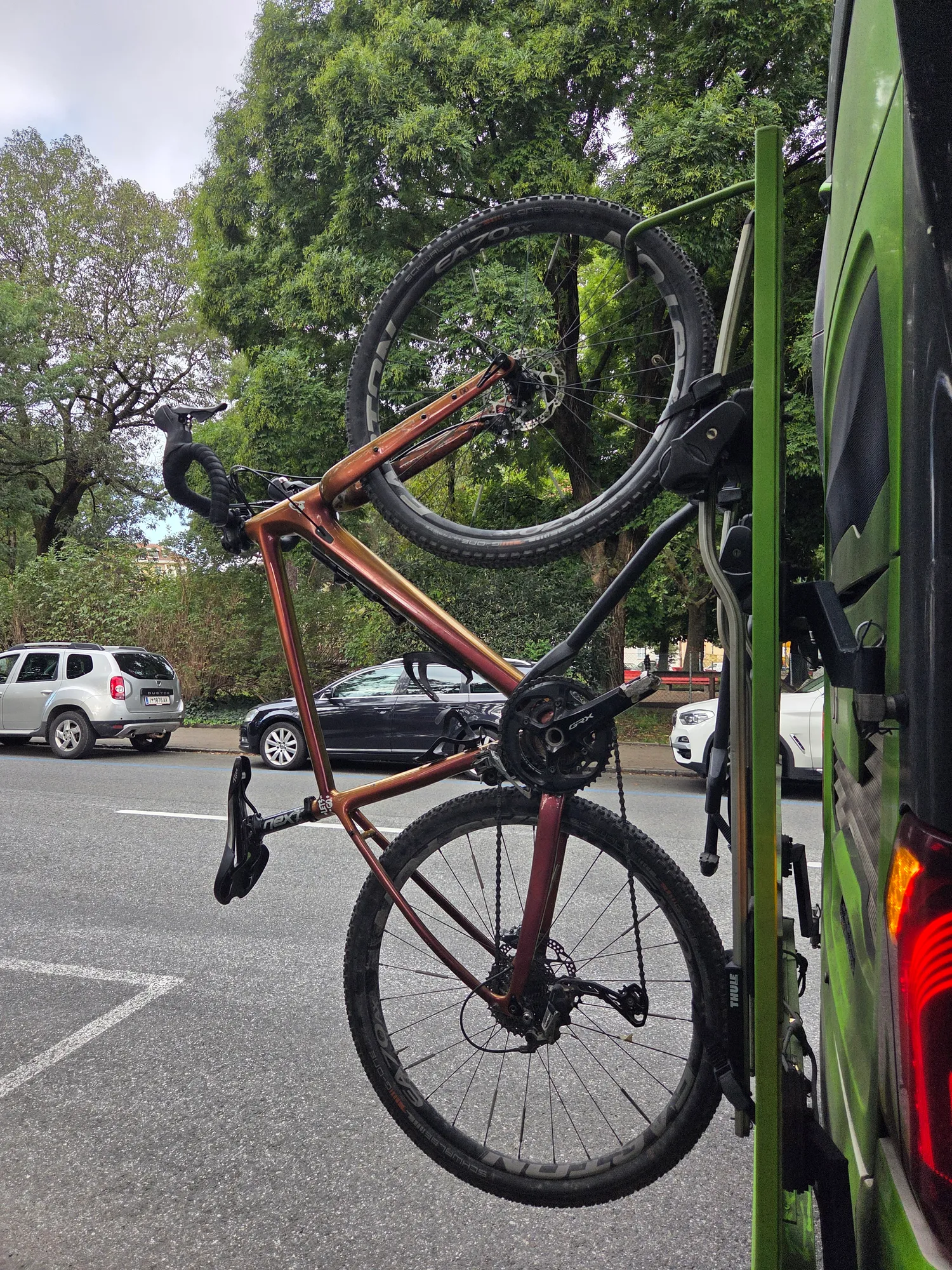 Gravelbike am Heckträger des grünen Fernbusses
