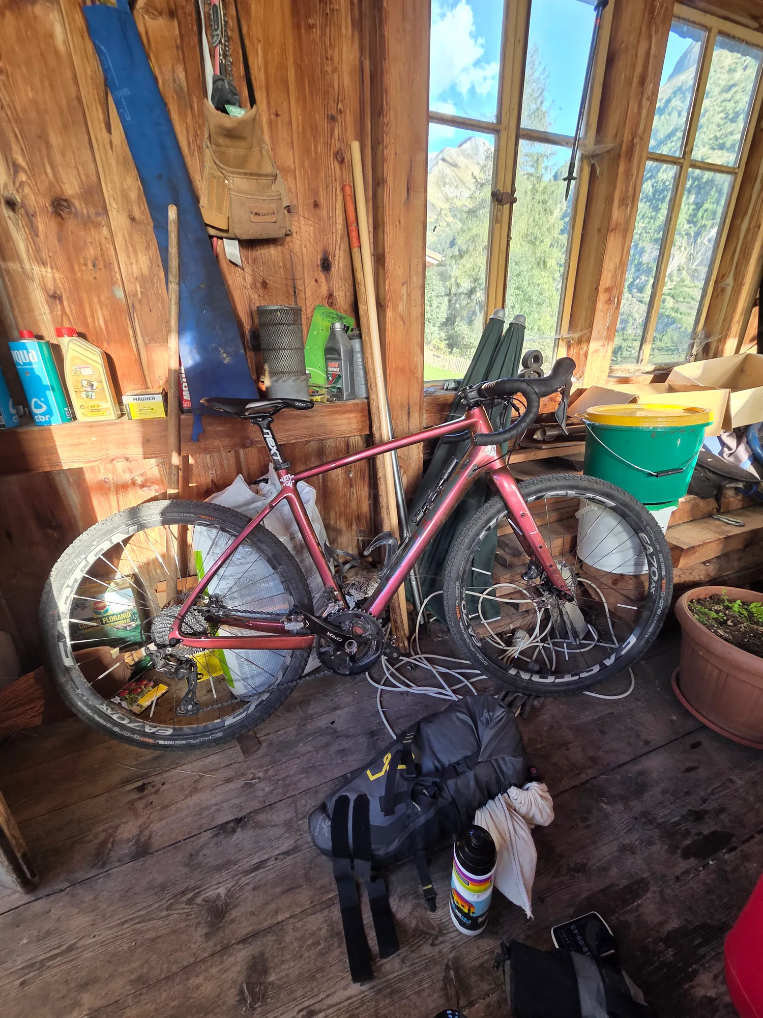 Gravelbike in der Holzgarage des Gasthofs Stein