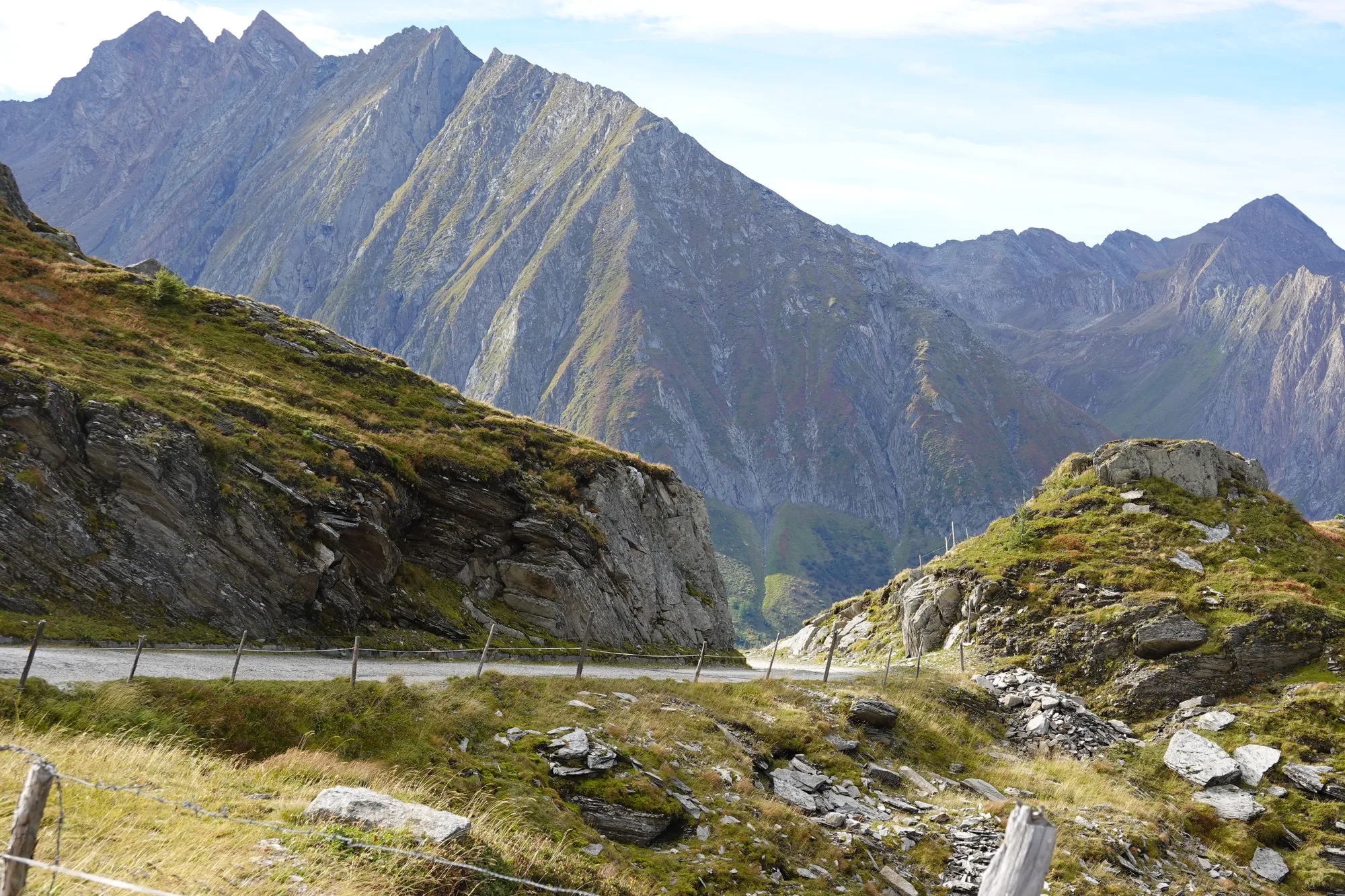 Straße zum Pfitscherjoch zwischen Felsen und steilen Gipfeln