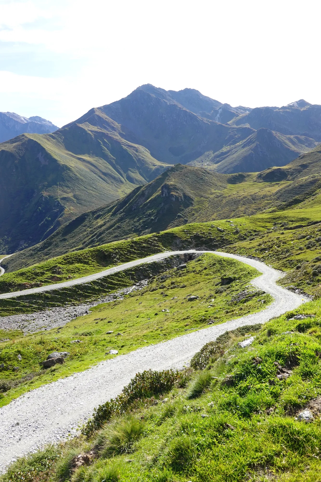 Gravelserpentinen durch grüne Almwiesen auf dem Weg zum Geiseljoch
