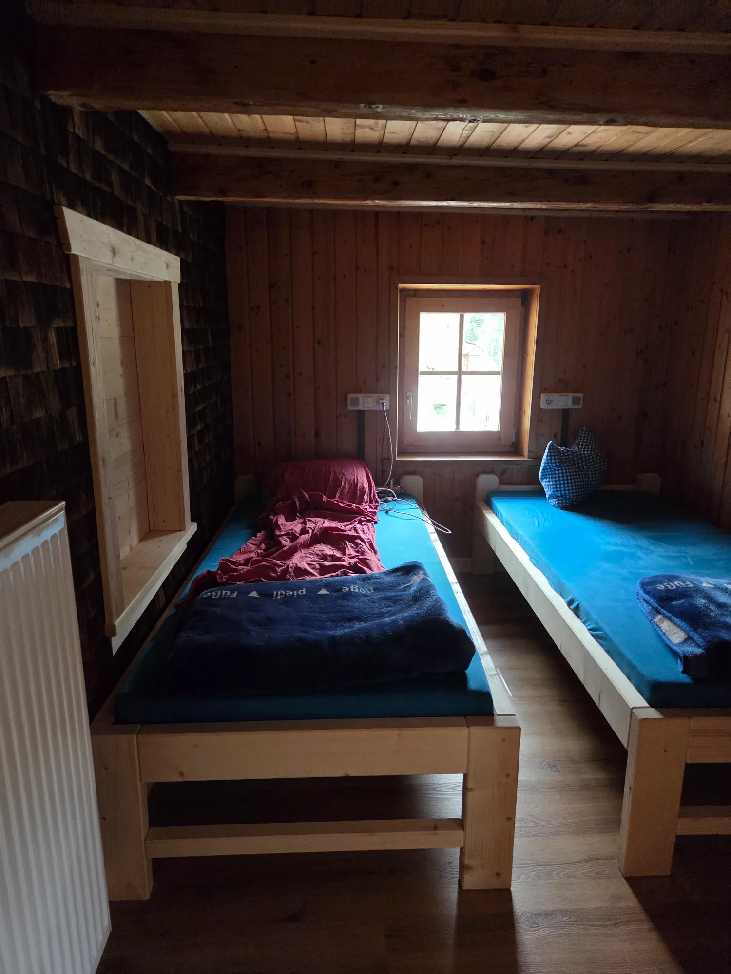 Schlichtes Zimmer mit zwei Holzbetten auf der Weidener Hütte