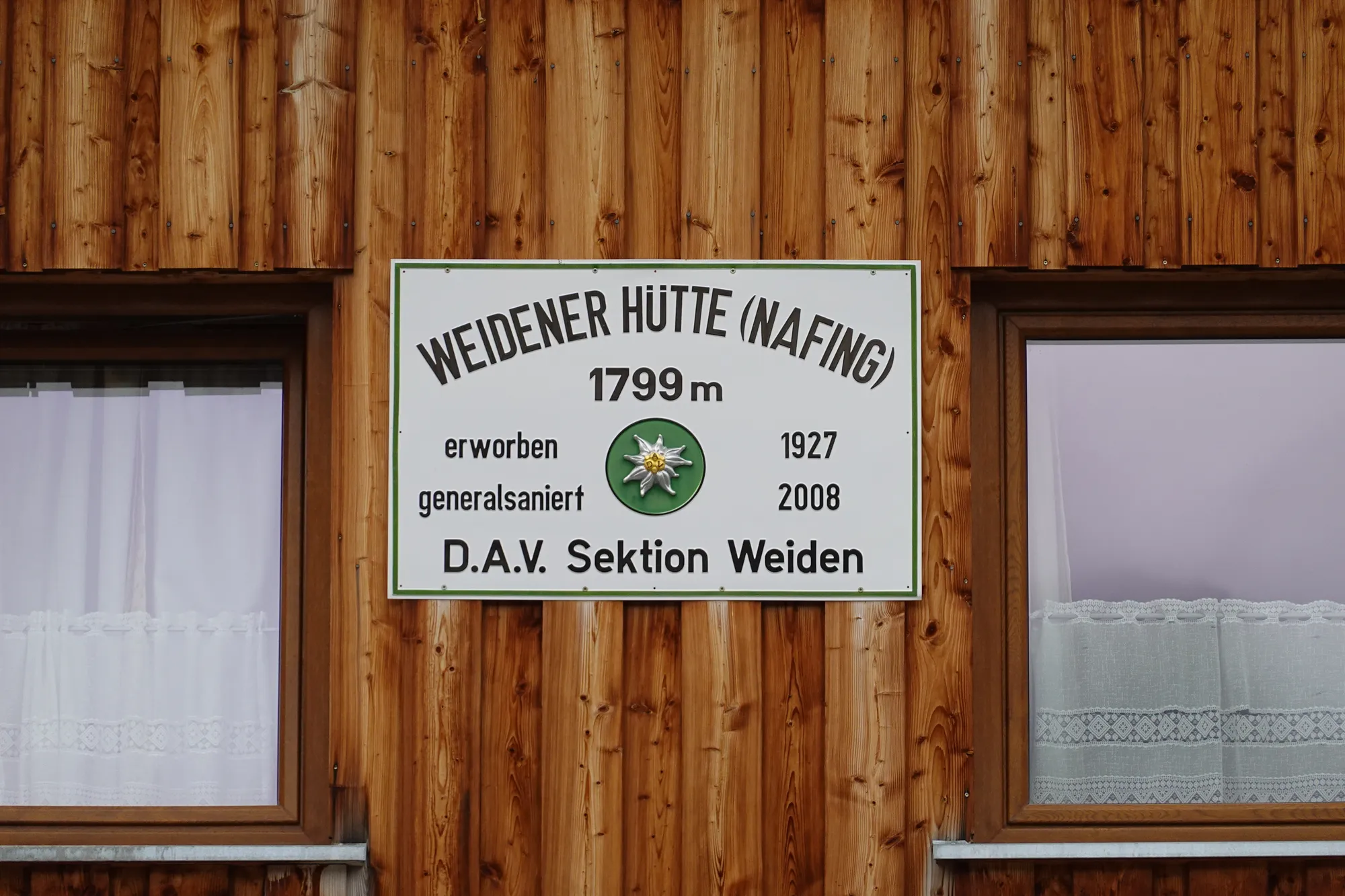 Schild der Weidener Hütte (Nafing), 1799 m, DAV Sektion Weiden