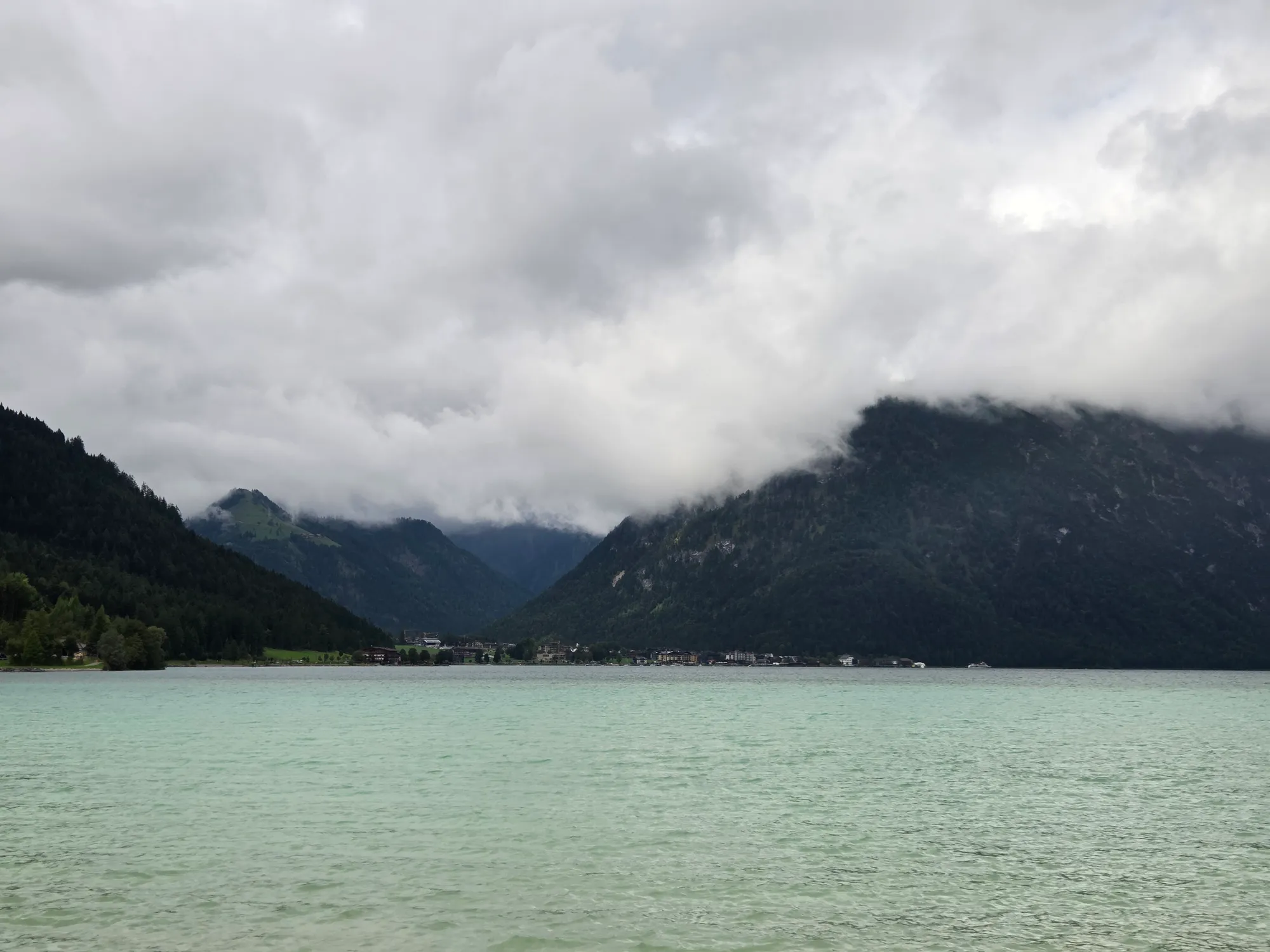 Der Achensee unter grauen Wolken