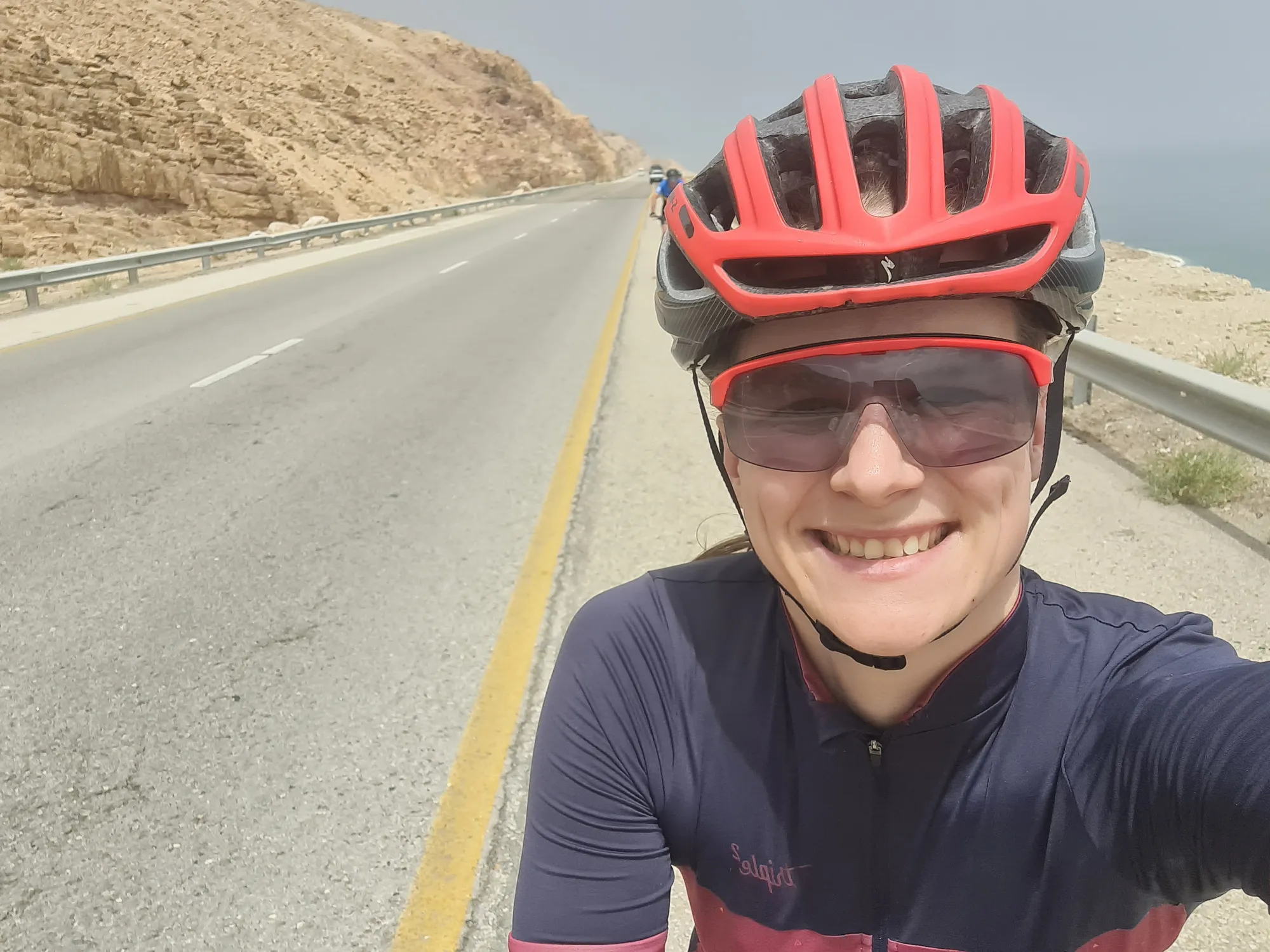 Selfie mit Helm und Sonnenbrille auf dem Dead Sea Highway