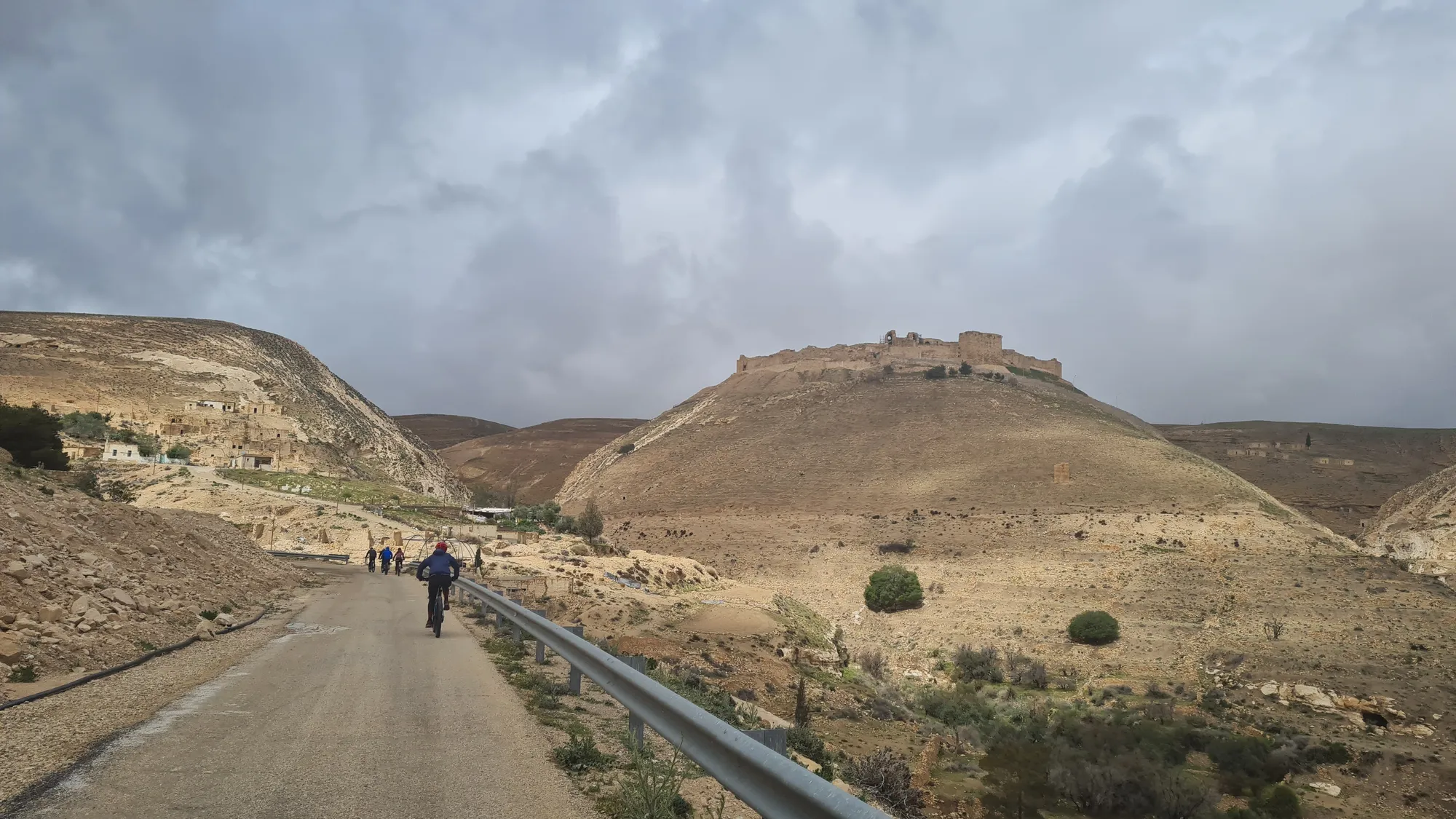 Straße mit der Kreuzfahrerburg Shobak auf dem Hügel