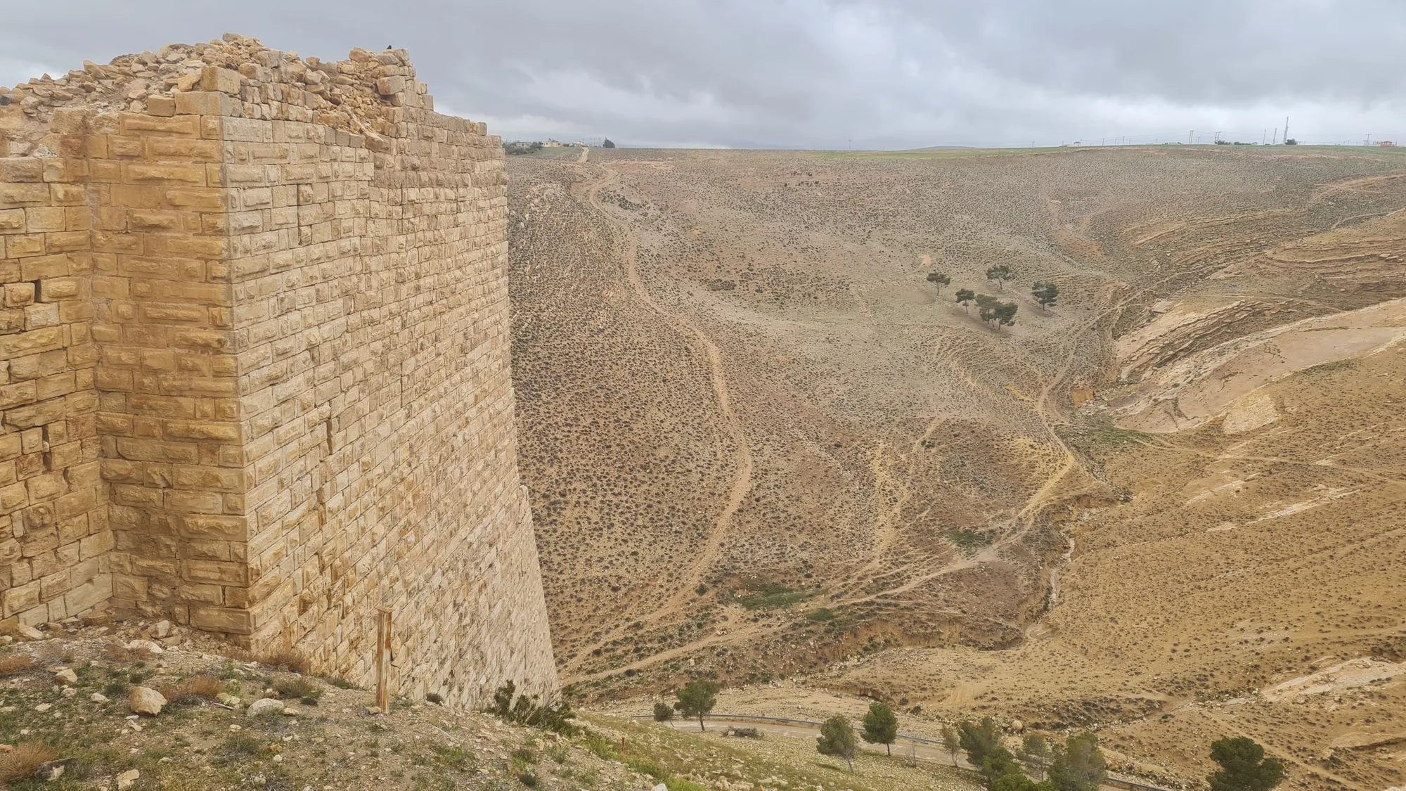 Mauer der Burg Shobak über einem Tal