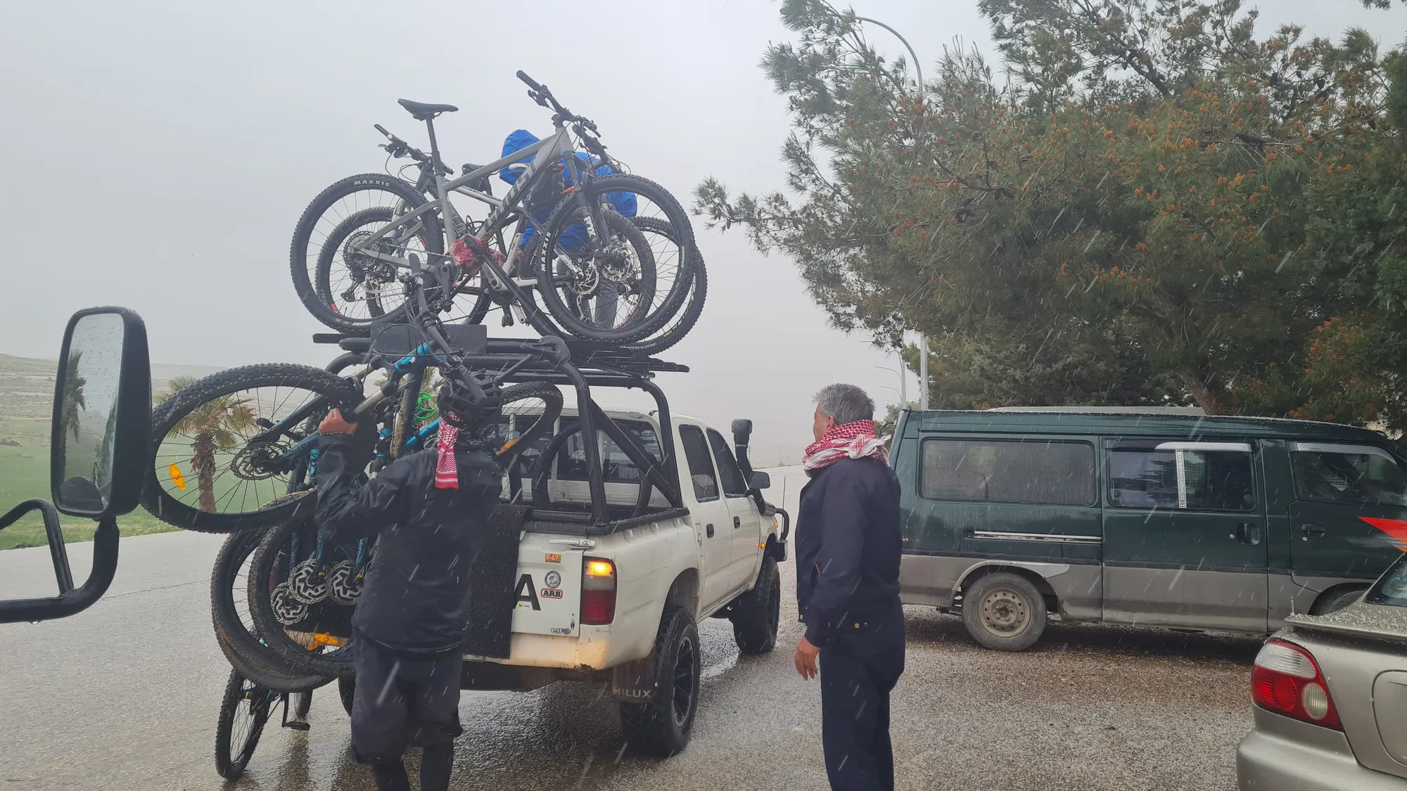 Mountainbikes werden auf einen Pick-up geladen