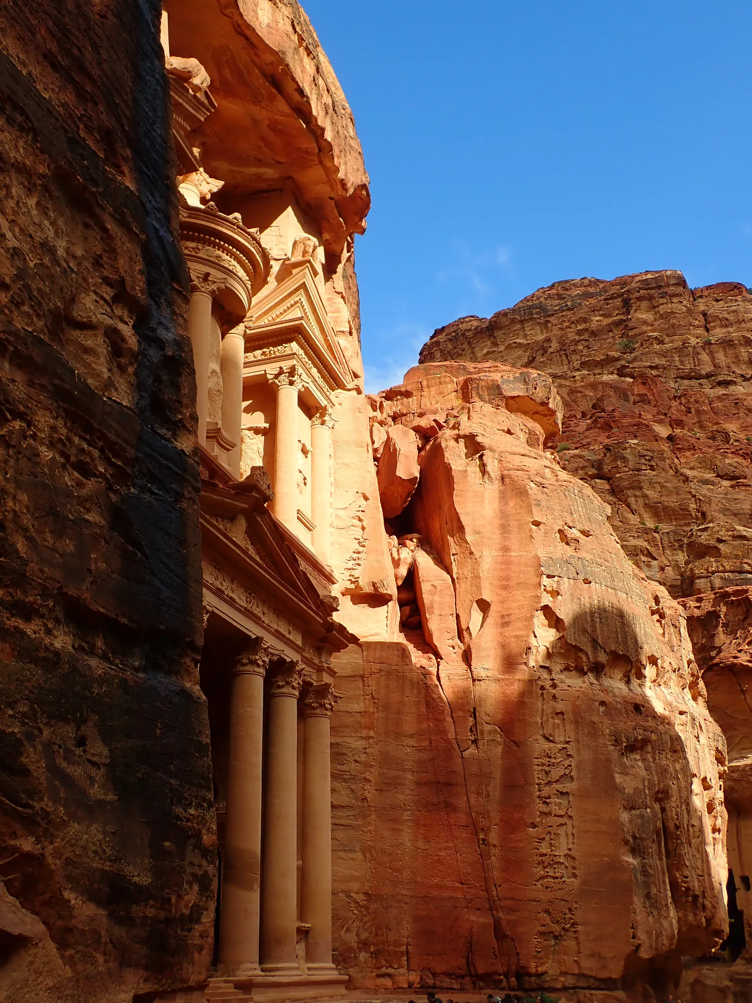 Erster Blick aus dem Siq auf das Schatzhaus von Petra