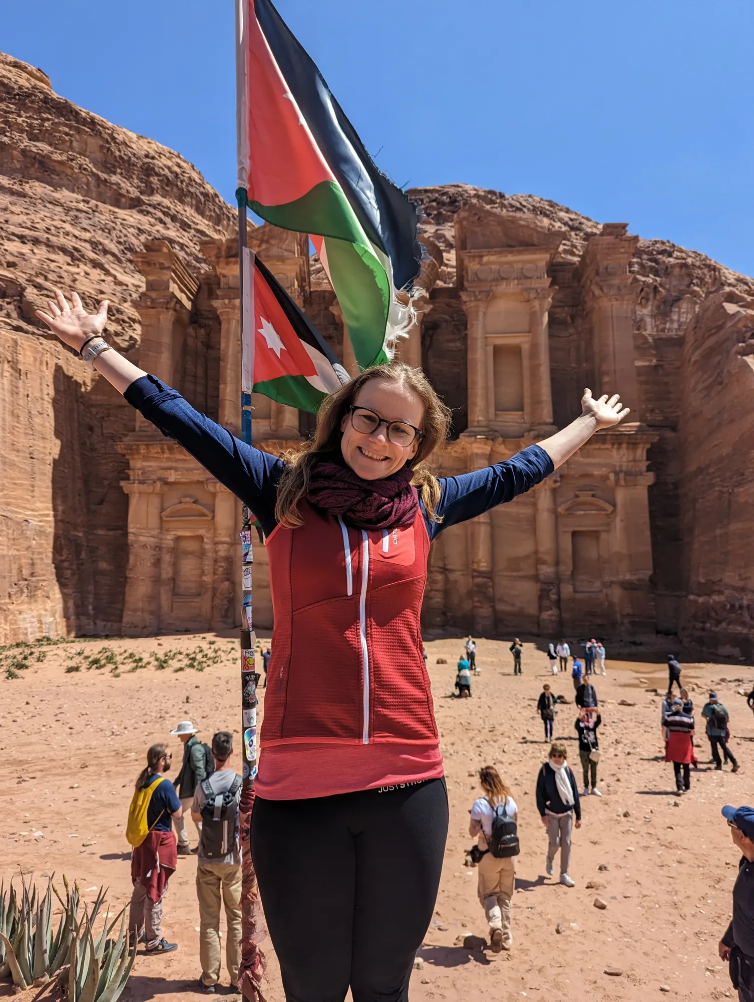 Mit ausgebreiteten Armen vor dem Kloster in Petra