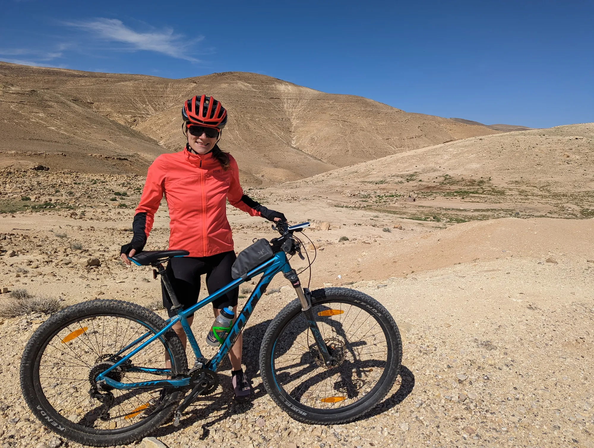 Mit dem Mountainbike in der steinigen Wüste