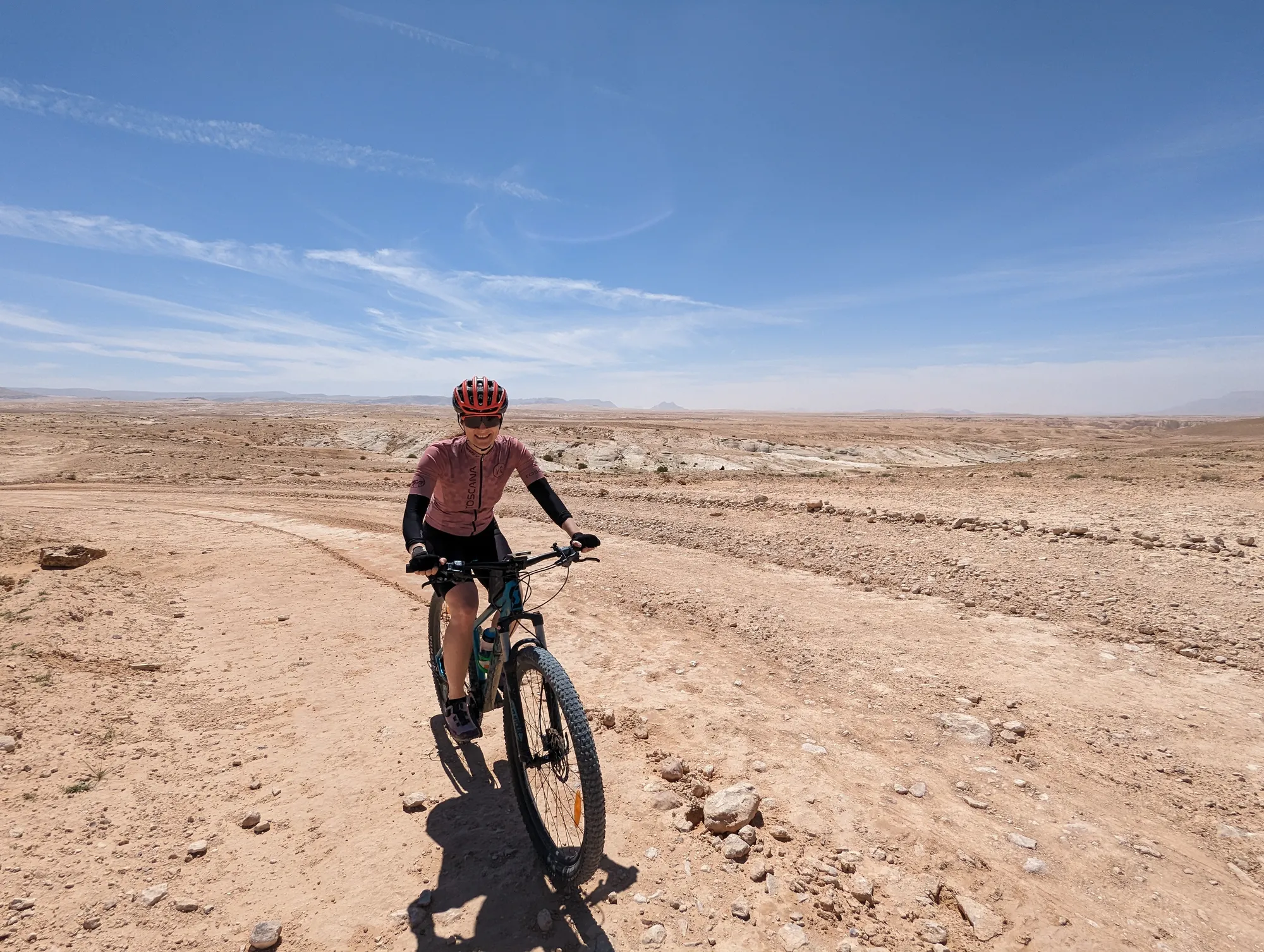 Auf dem Mountainbike über eine Wüstenpiste in Jordanien