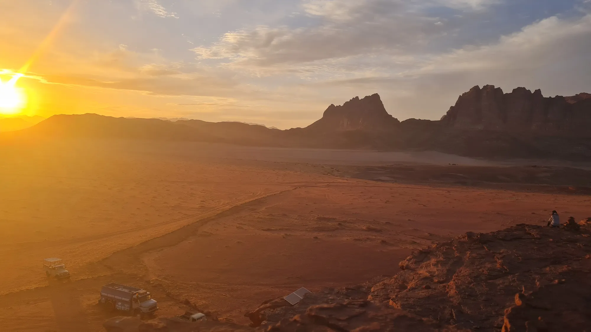Sonnenuntergang über den Felsen des Wadi Rum