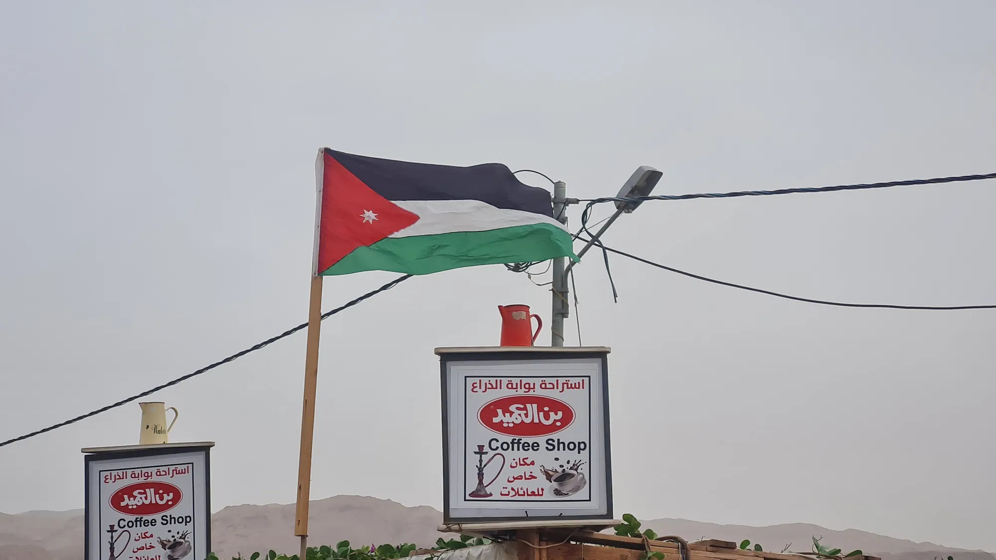 Coffee Shop mit jordanischer Flagge am Straßenrand