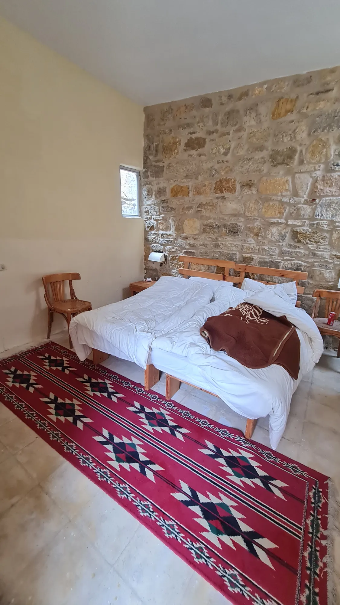 Zimmer mit Steinwand und rotem Teppich