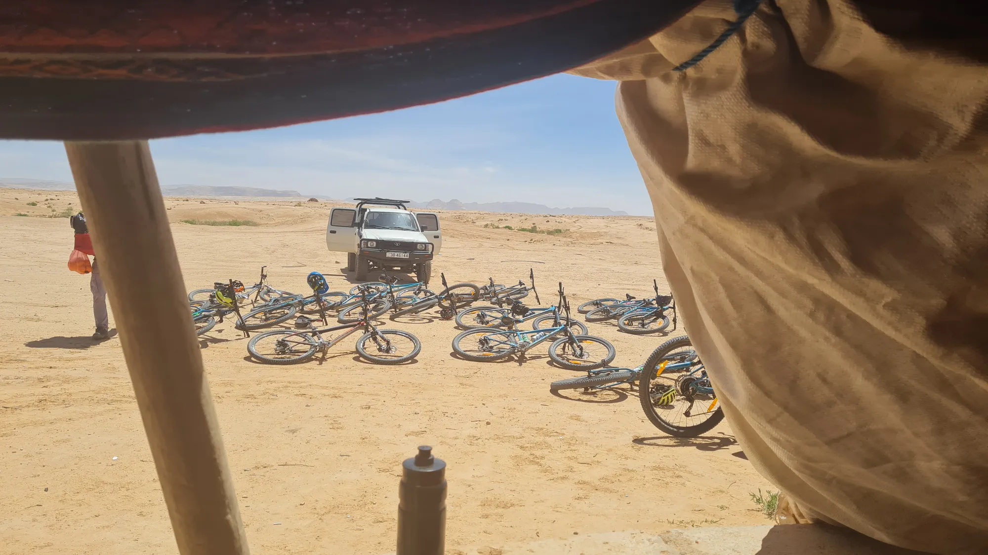 Mittagspause im Schatten, die Räder liegen im Sand
