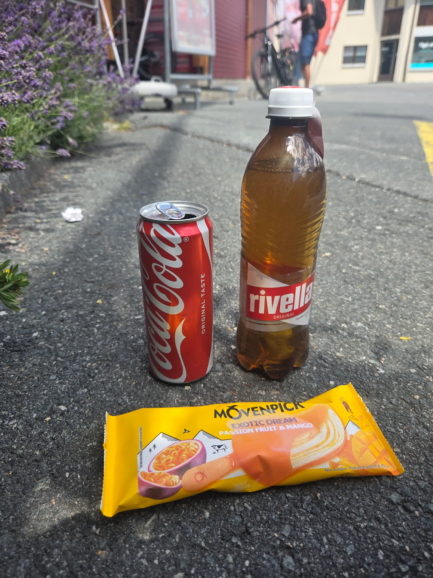 Rivella, Coca-Cola und ein Mövenpick-Eis auf dem Asphalt