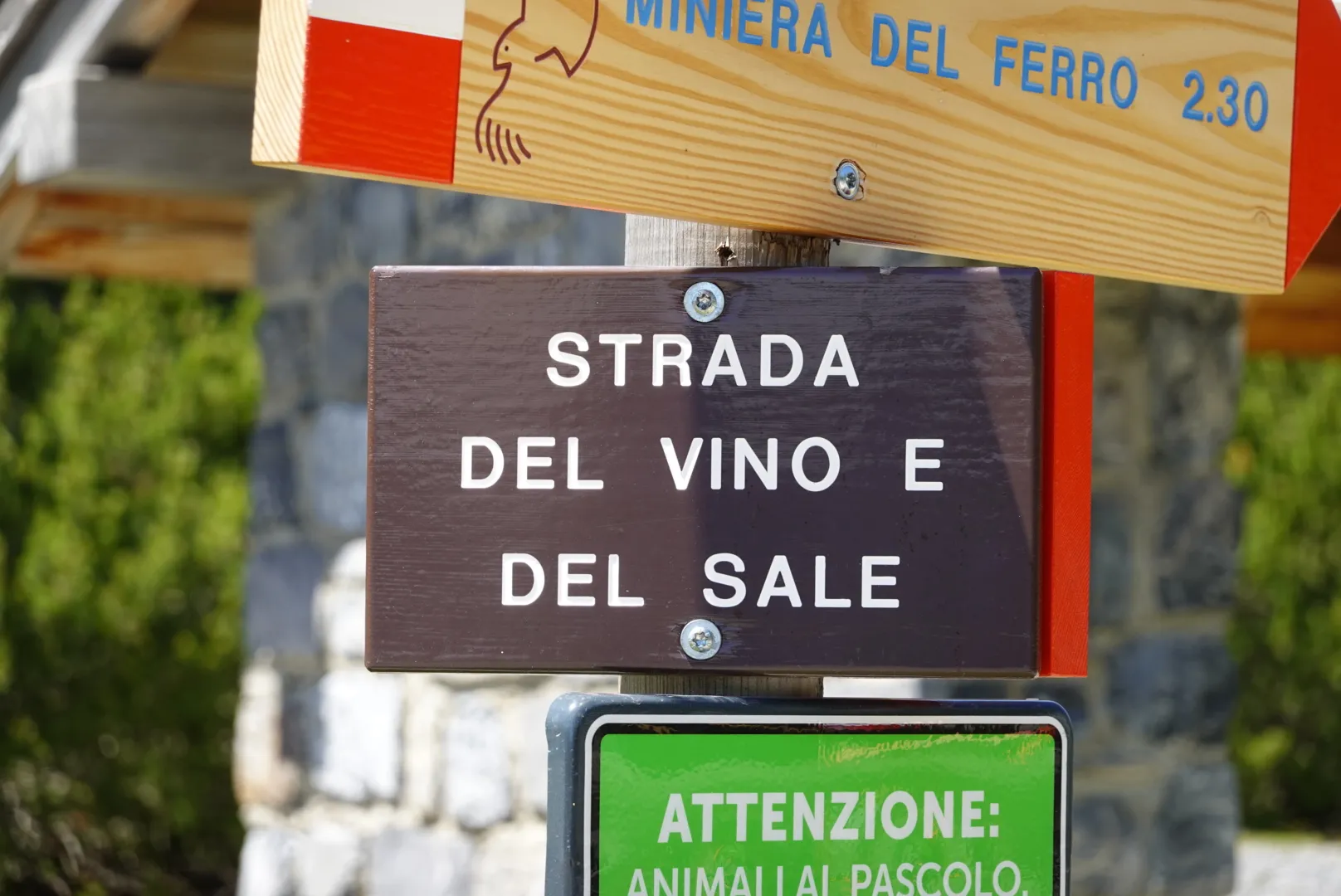 Wegweiser „Strada del vino e del sale“