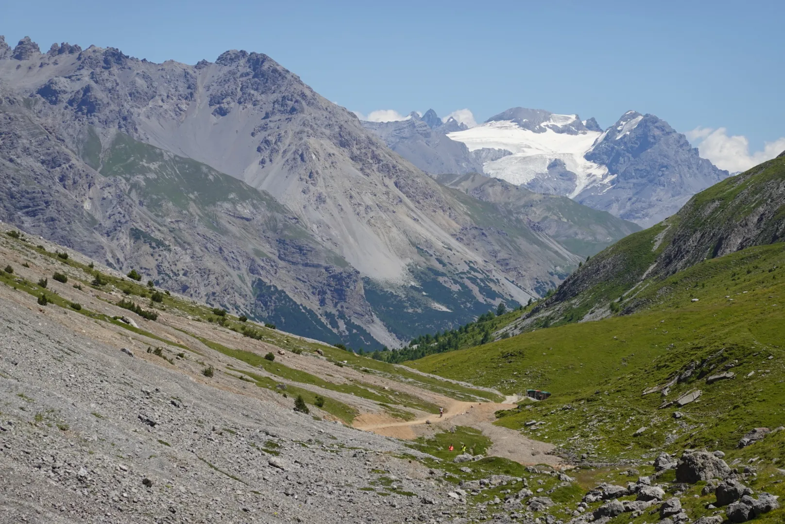 Blick über ein Hochtal auf vergletscherte Gipfel
