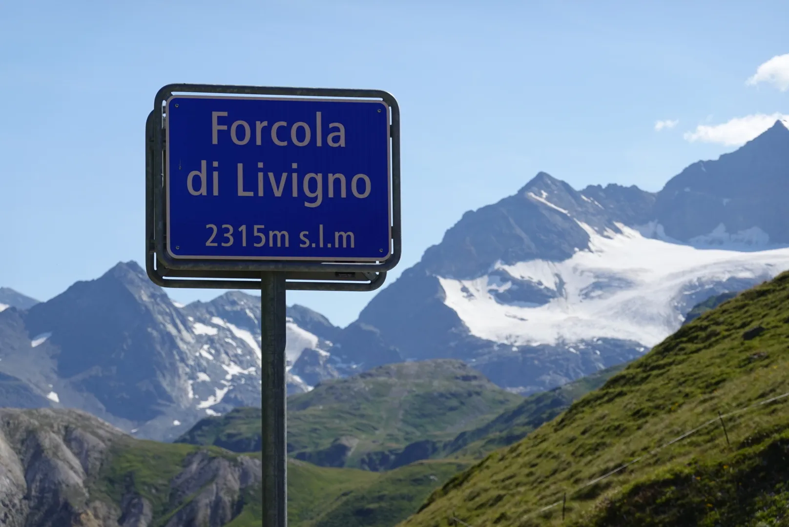 Passschild Forcola di Livigno, 2315 m, vor Gletschern
