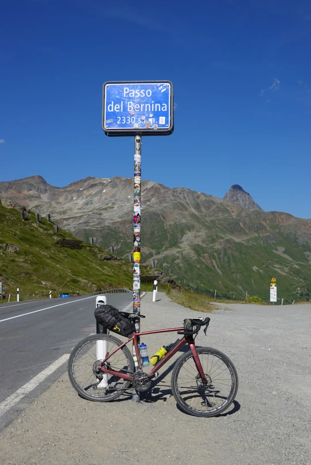 Gravelbike am Passschild Passo del Bernina