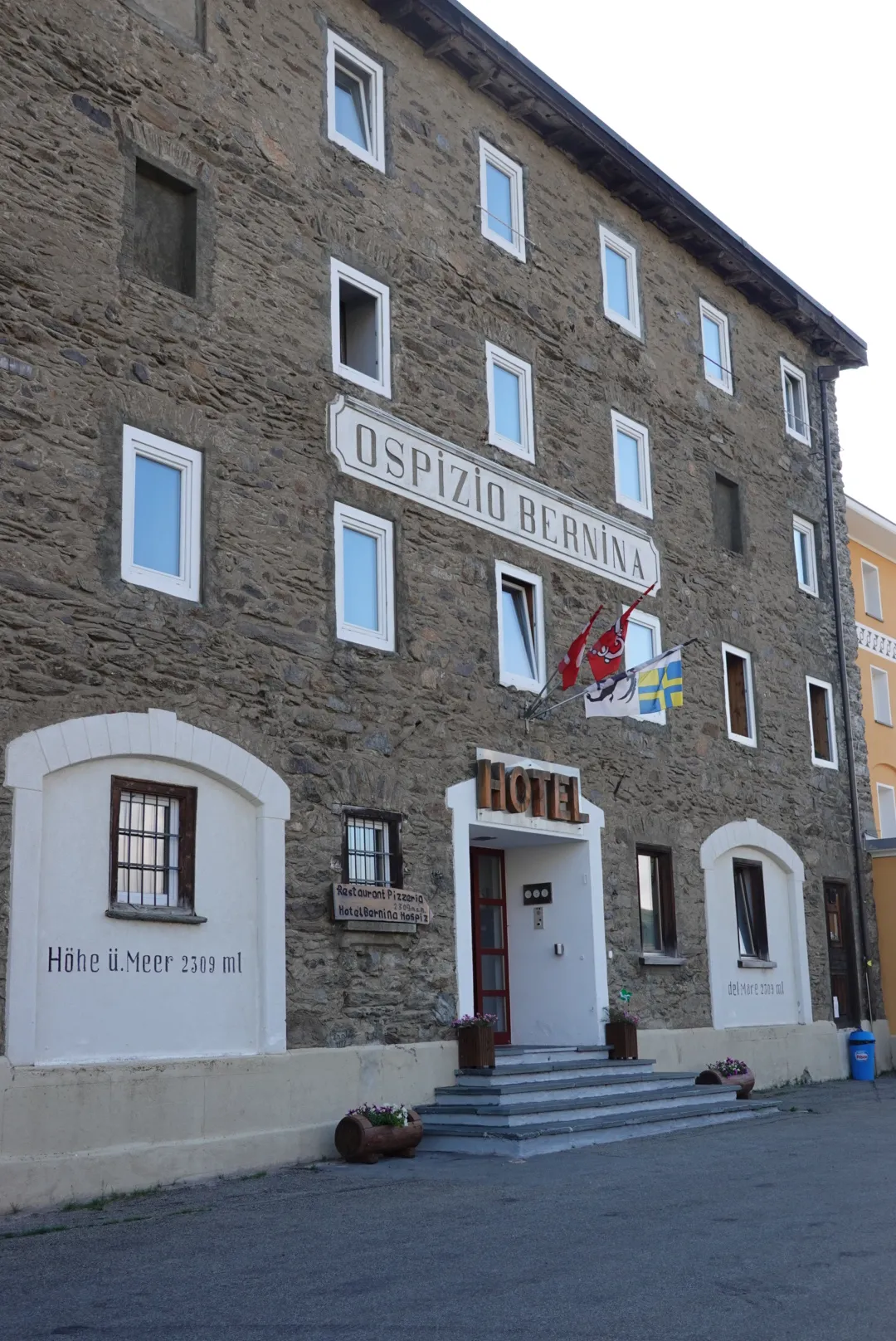 Das Ospizio Bernina am frühen Morgen