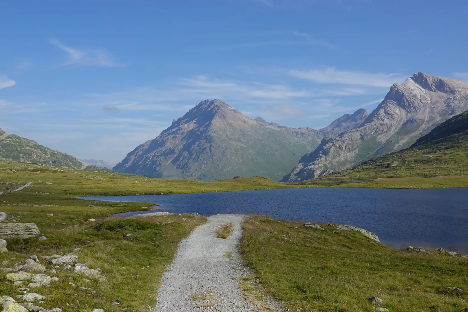 Gravelweg am Lago Bianco auf dem Berninapass
