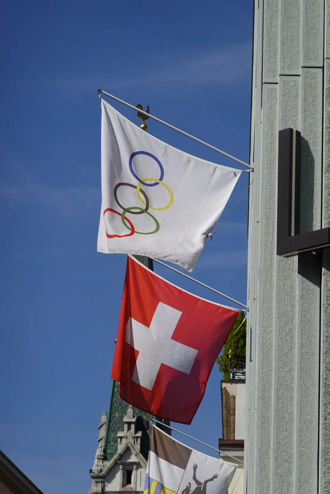 Olympische Flagge und Schweizer Flagge in St. Moritz