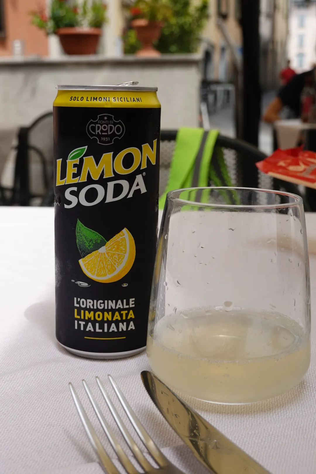 Eine Dose Lemonsoda und ein Glas auf dem Mittagstisch