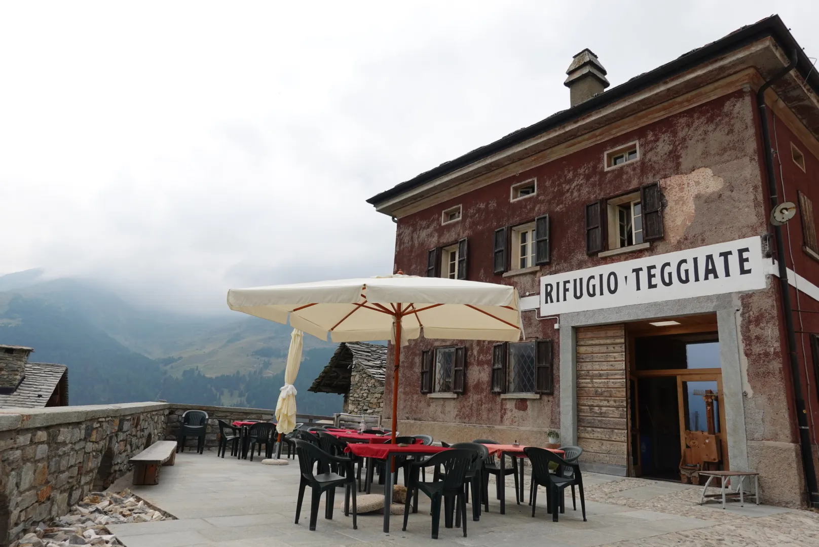 Rifugio Teggiate mit Terrasse und Sonnenschirmen
