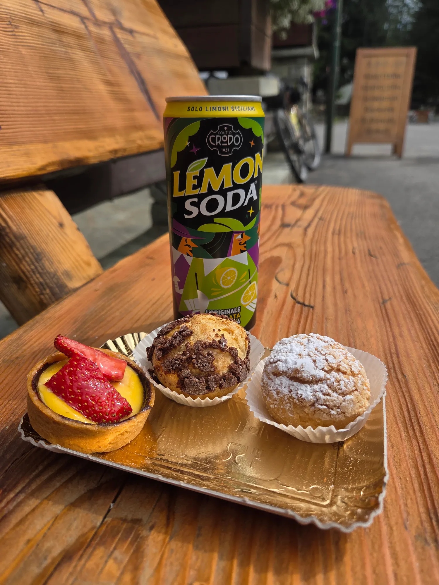 Lemonsoda und süßes Gebäck auf einem Holztisch