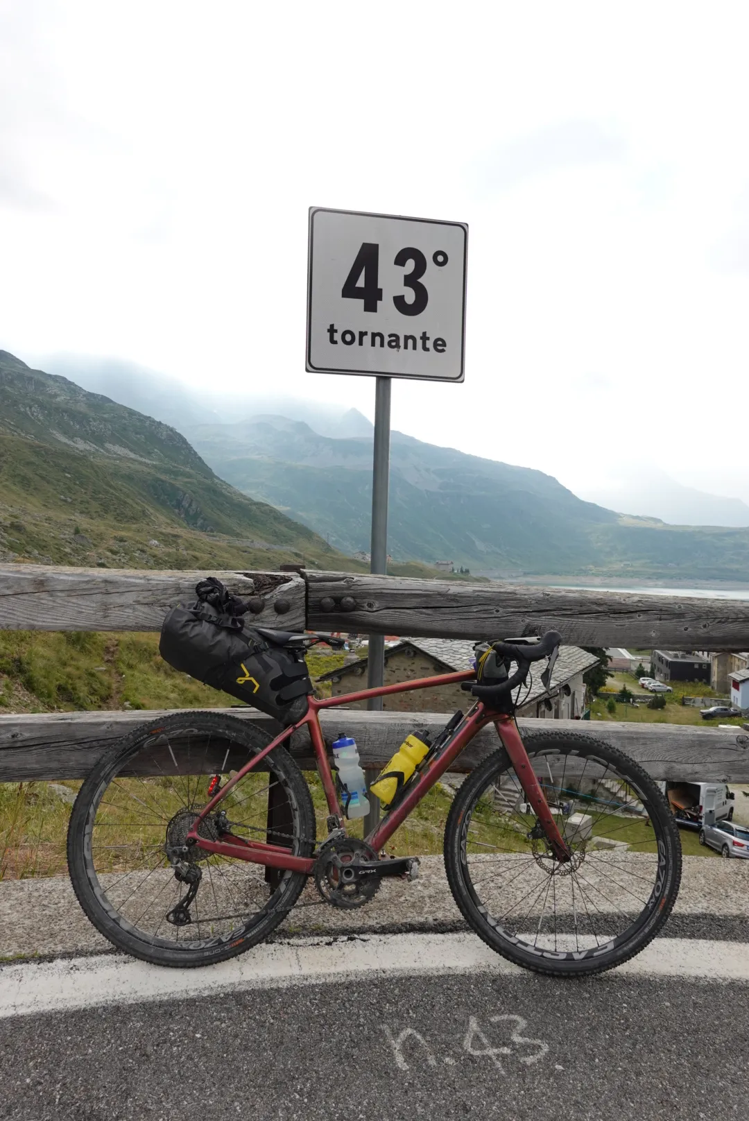 Gravelbike an der Kehre Nummer 43 der Splügenpassstraße