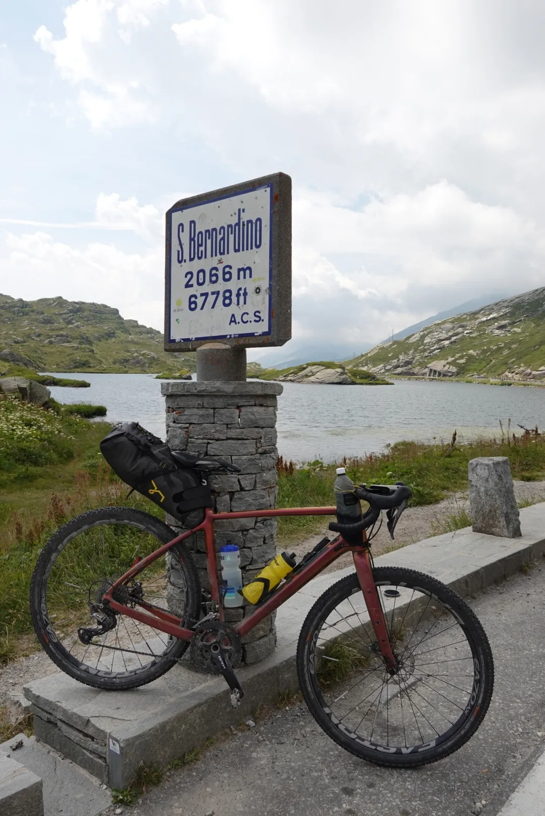 Gravelbike am Passstein San Bernardino, 2066 m
