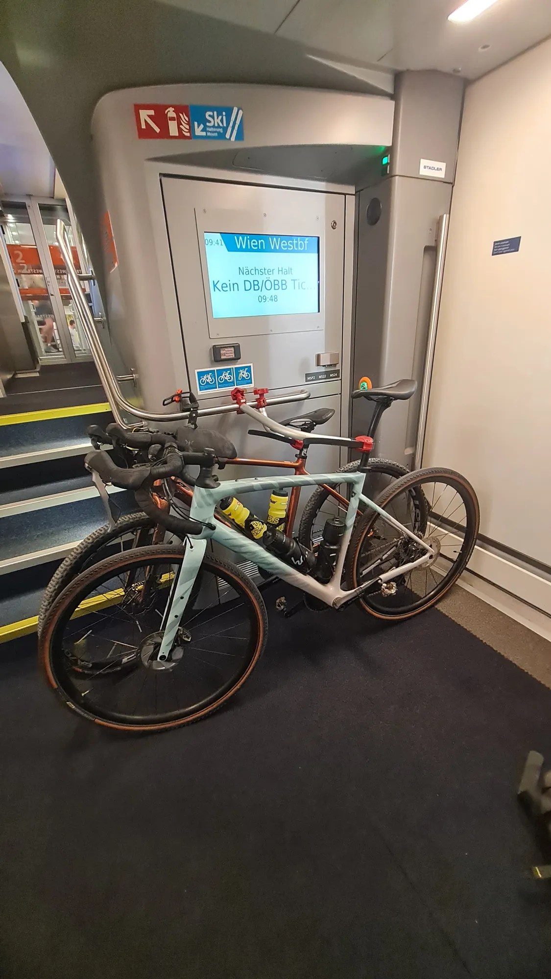 Vier bepackte Räder im Fahrradabteil der Westbahn