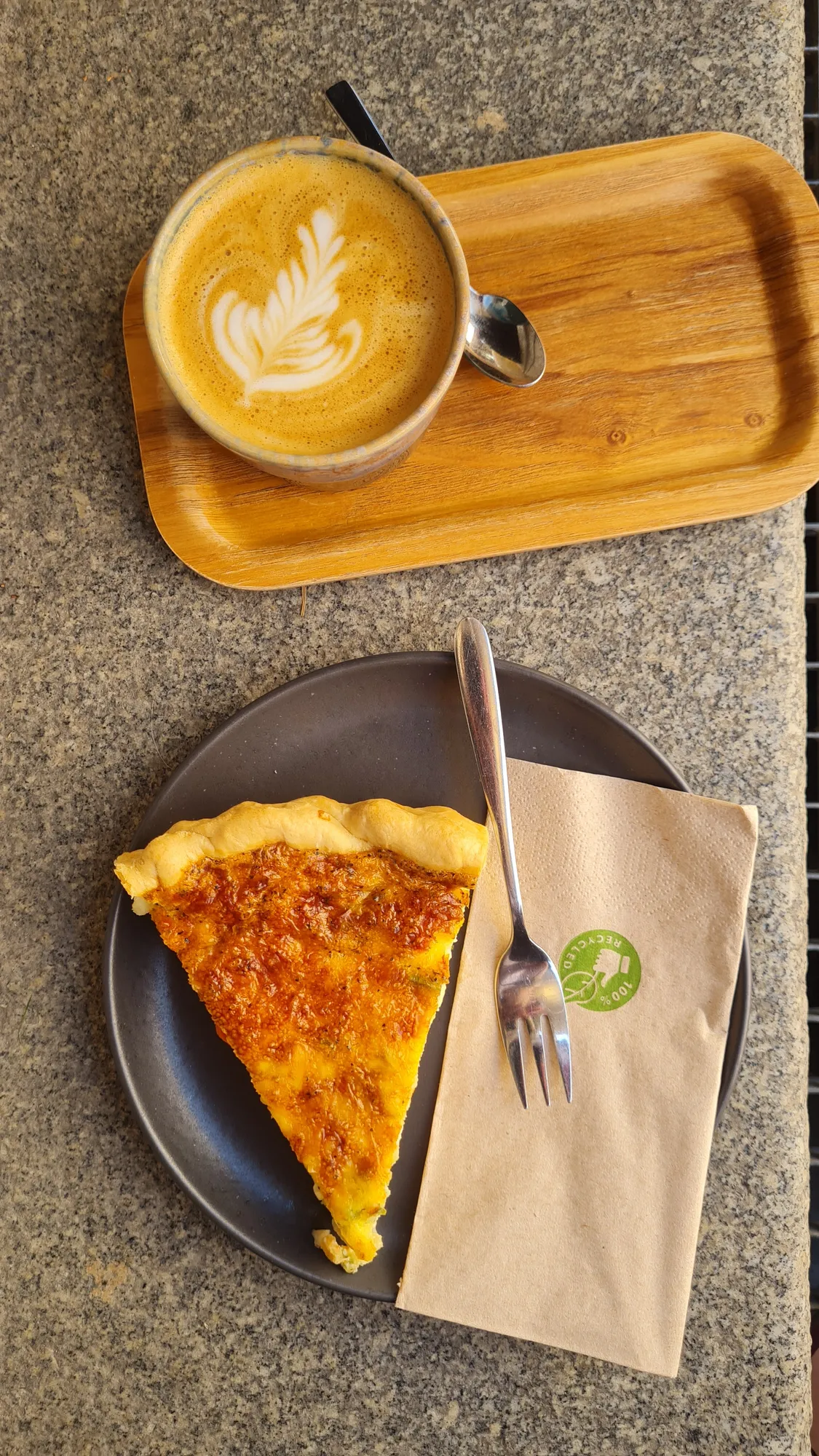 Cappuccino mit Latte Art und ein Stück Quiche in Salzburg