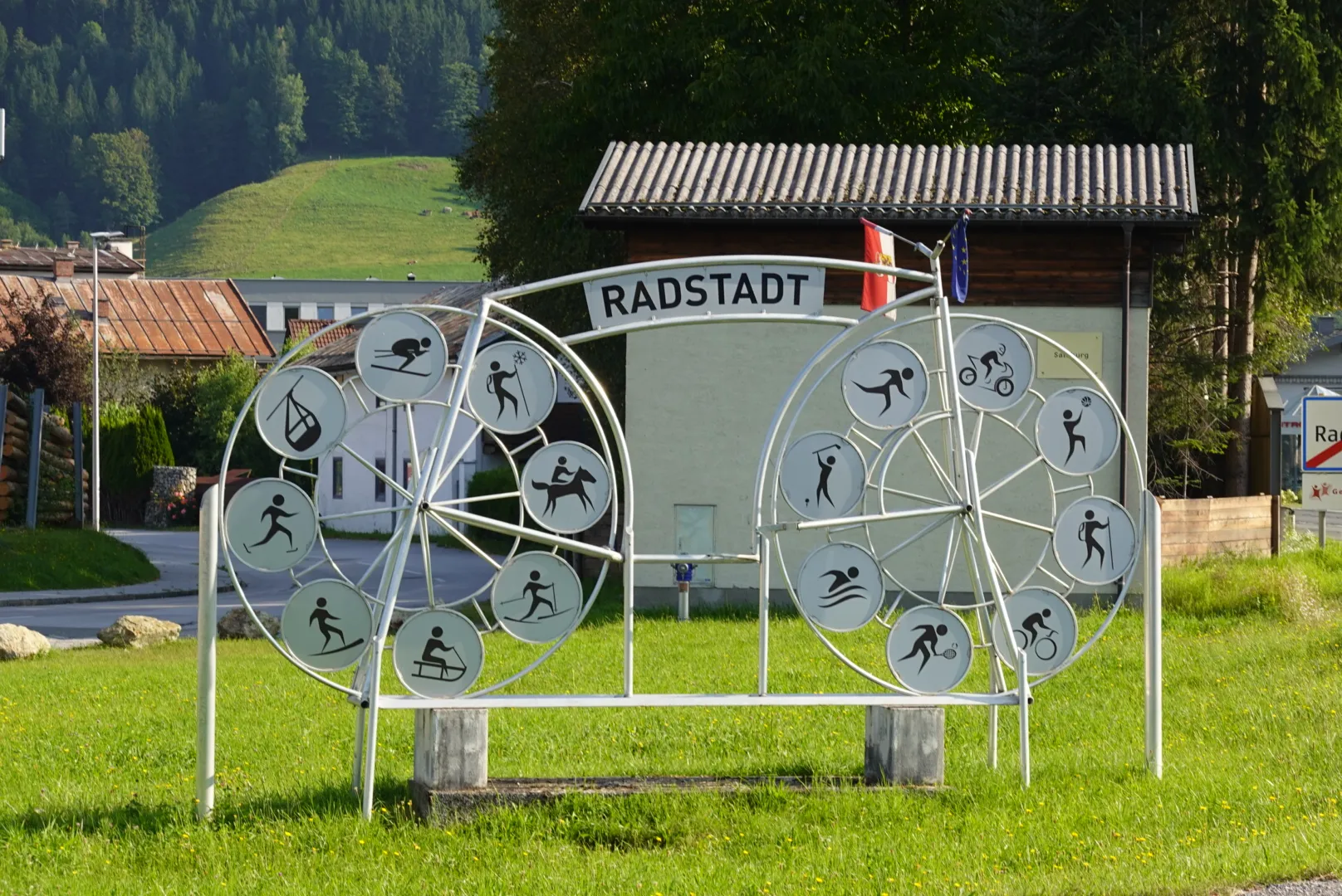 Ortsschild-Rad mit Sportpiktogrammen in Radstadt