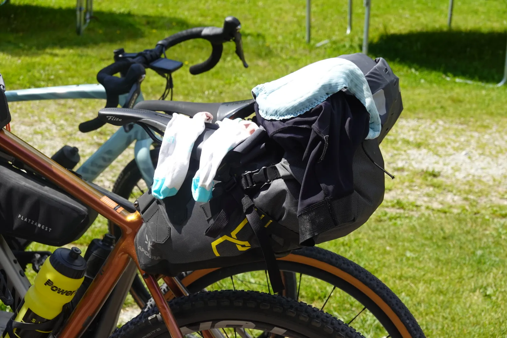 Socken trocknen auf der Satteltasche