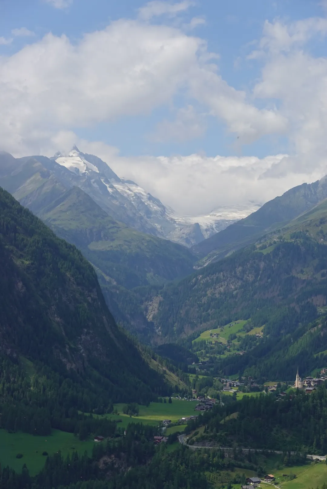 Blick ins Tal auf Heiligenblut, darüber vergletscherte Gipfel