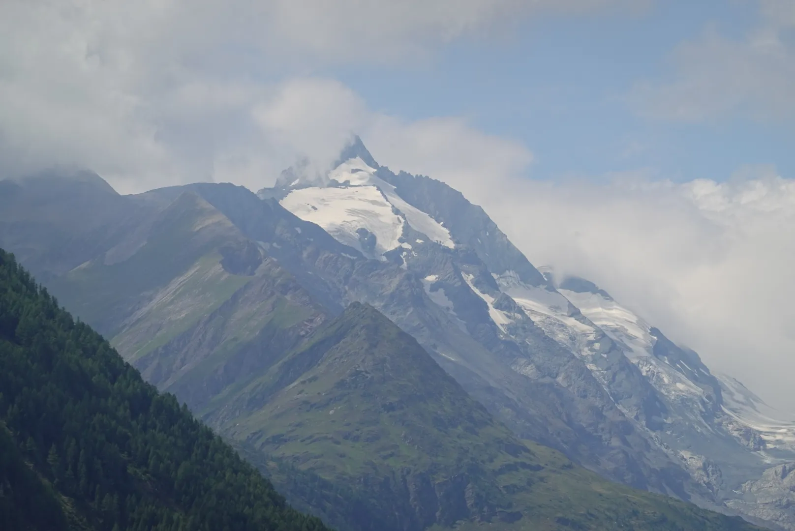 Der Großglockner mit Schnee und Gletscher, halb in Wolken