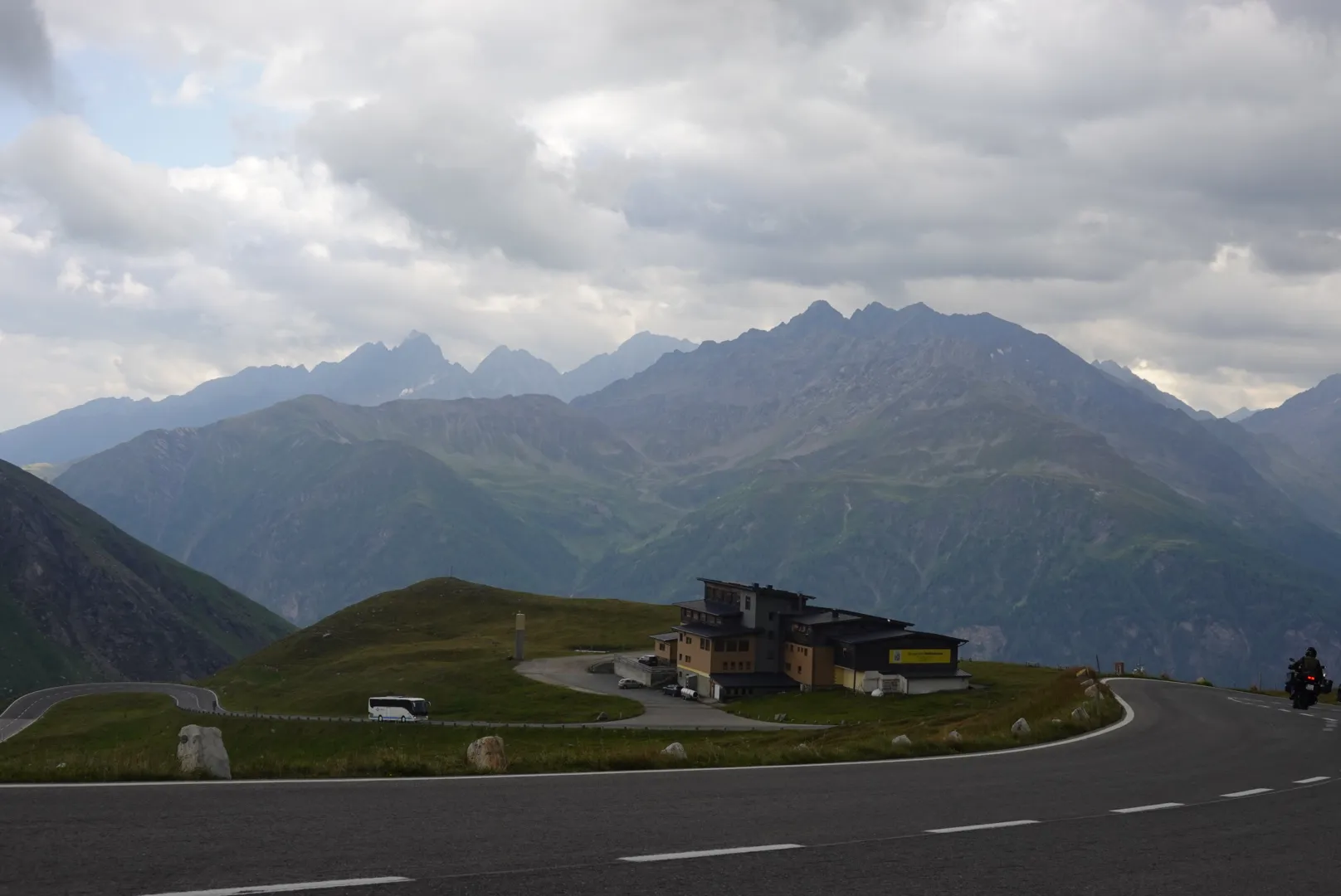 Kehre der Hochalpenstraße, dahinter ein gezackter Bergkamm