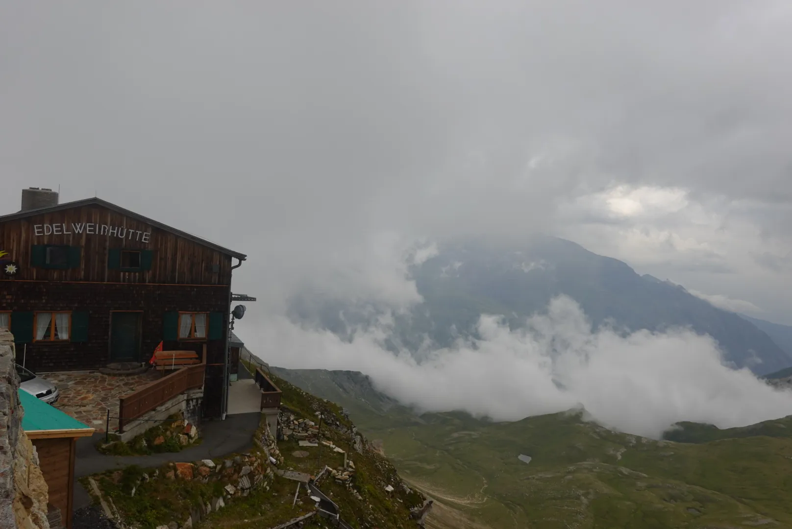 Die Edelweißhütte am Felsen über einem Wolkenmeer