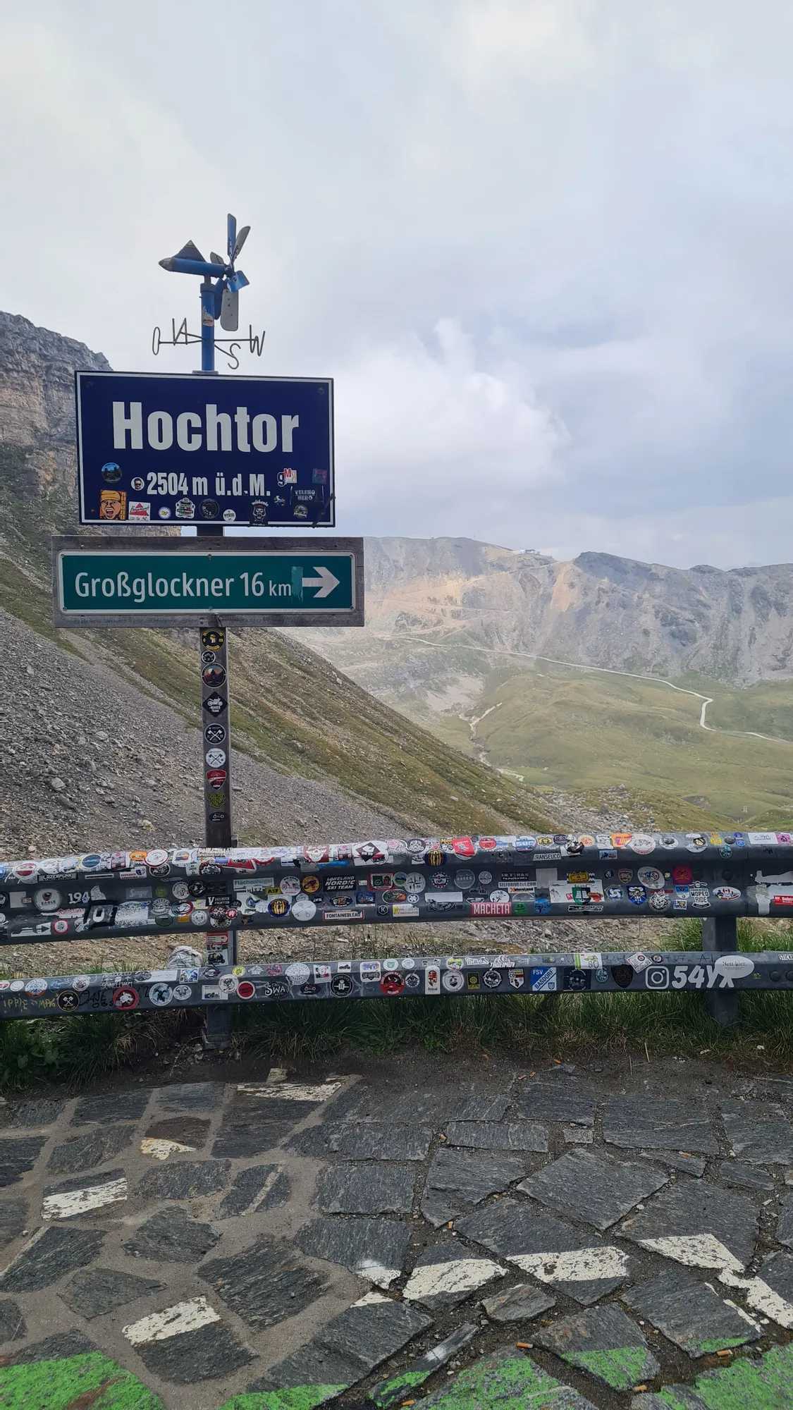 Wegweiser am Hochtor unter Wolken
