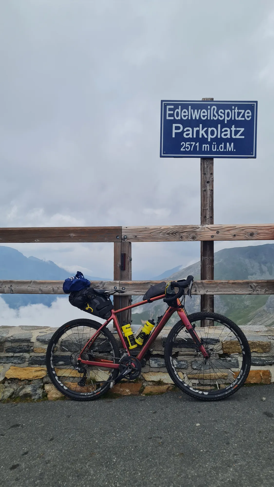 Gravelbike am Schild „Edelweißspitze Parkplatz, 2571 m“