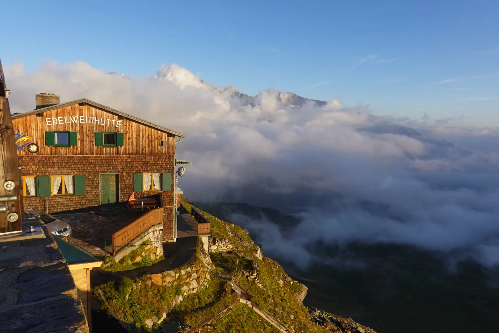 Die Edelweißhütte im ersten Morgenlicht über den Wolken