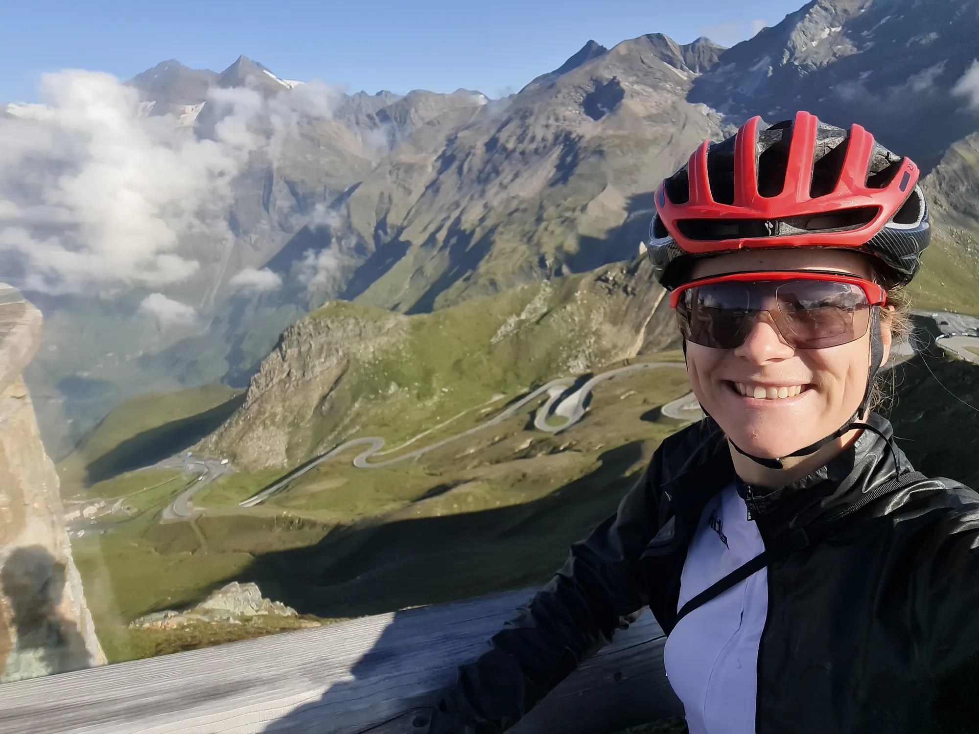 Carla mit rotem Helm vor den Kehren der Hochalpenstraße
