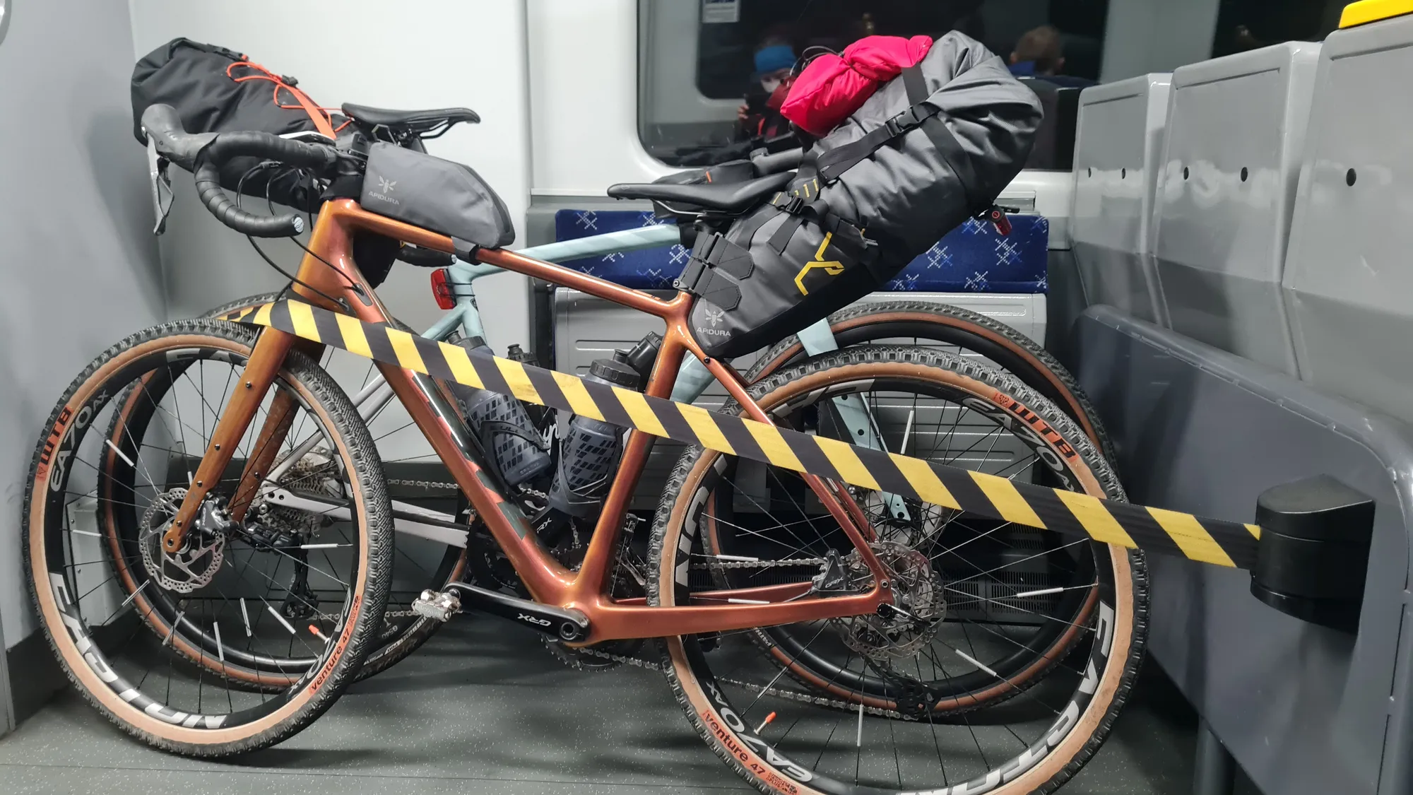 Zwei bepackte Gravelbikes im Radabteil des Regionalzugs
