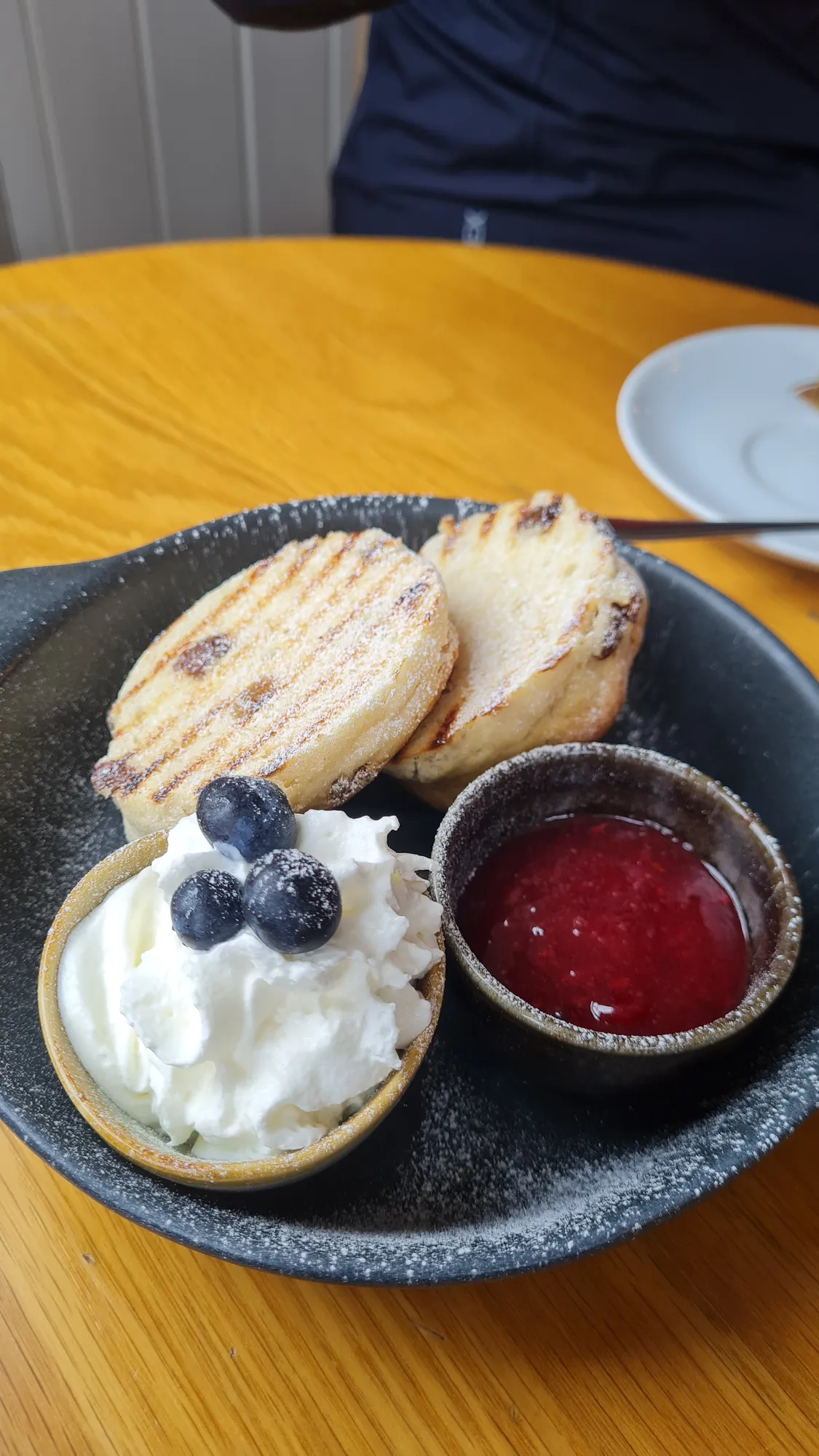 Fruit Scone mit Sahne, Heidelbeeren und Marmelade