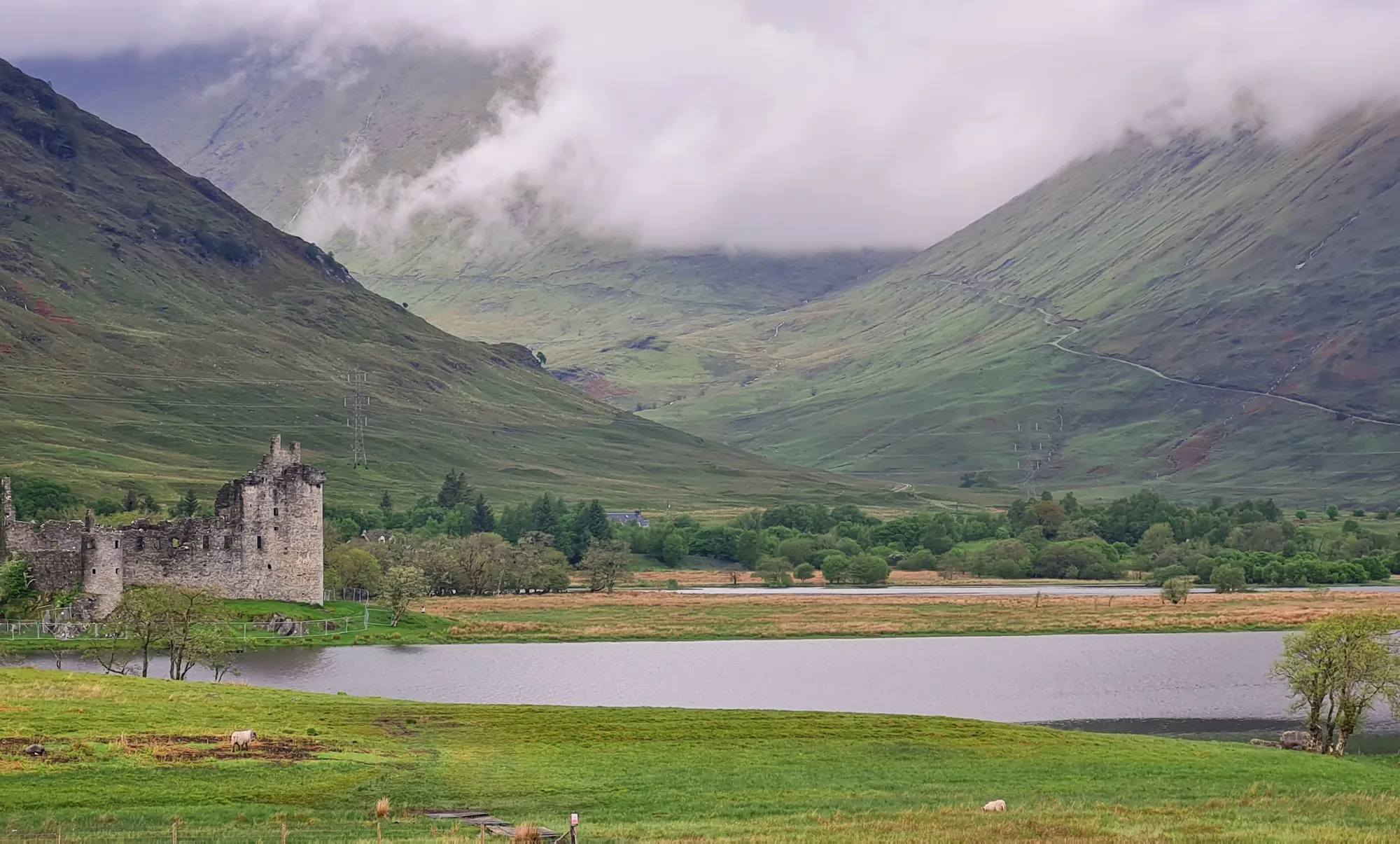 Die Ruine von Kilchurn Castle an Loch Awe unter tiefen Wolken