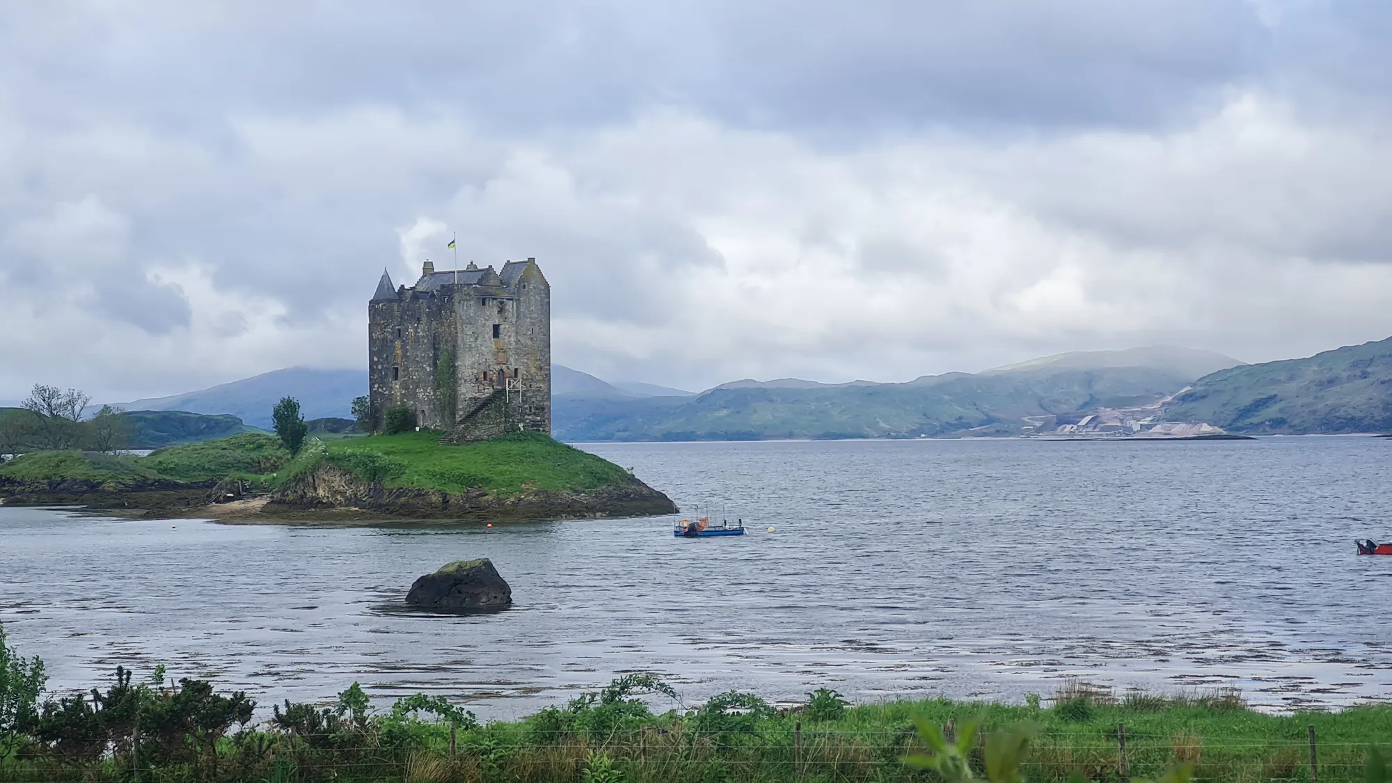 Castle Stalker auf seiner kleinen Insel im Loch Laich