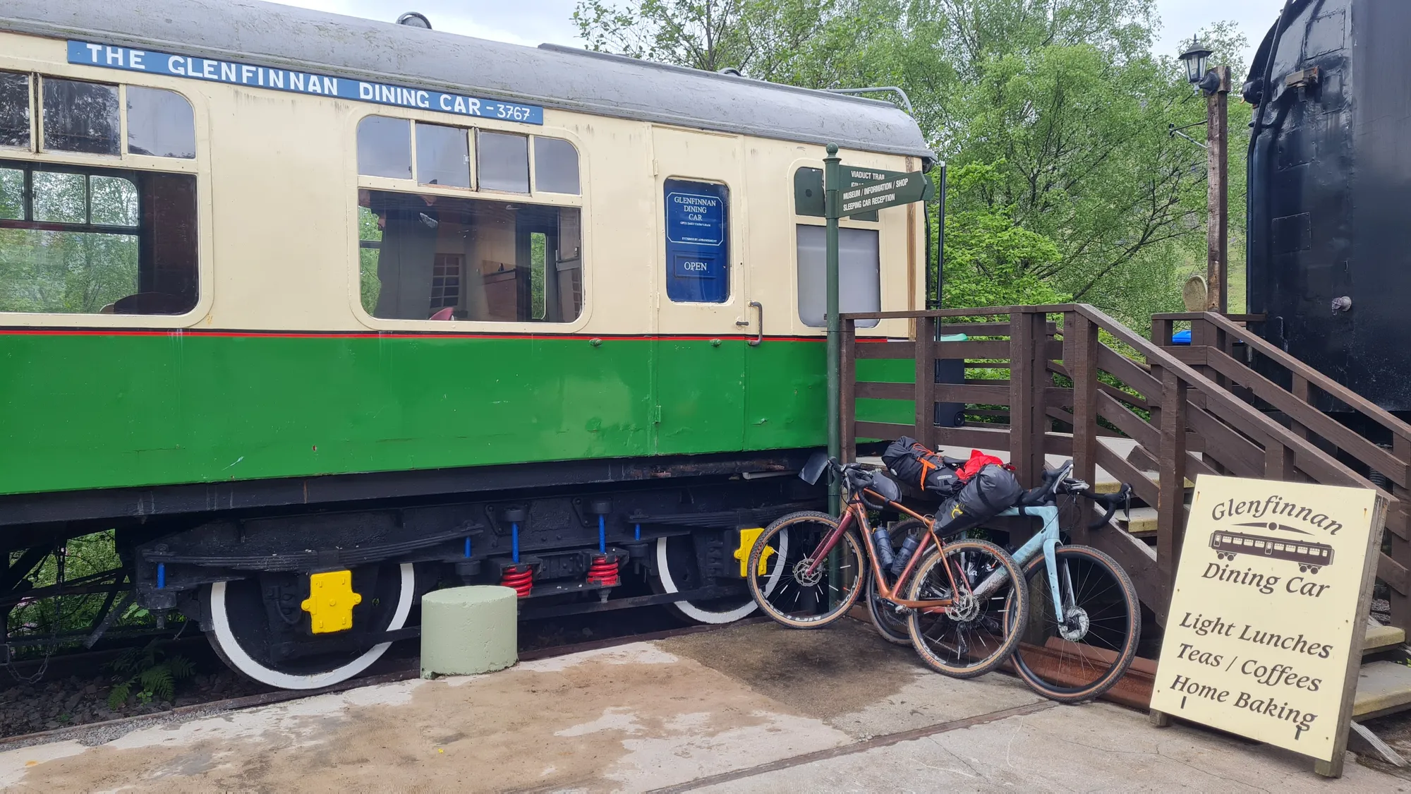 Bikes am grün-cremefarbenen Glenfinnan Dining Car