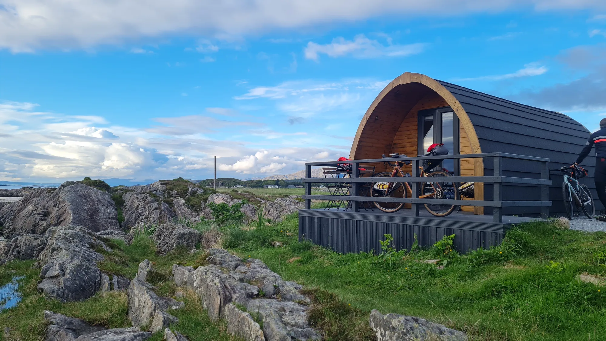 Holz-Glamping-Pod auf den Felsen an der Küste bei Arisaig